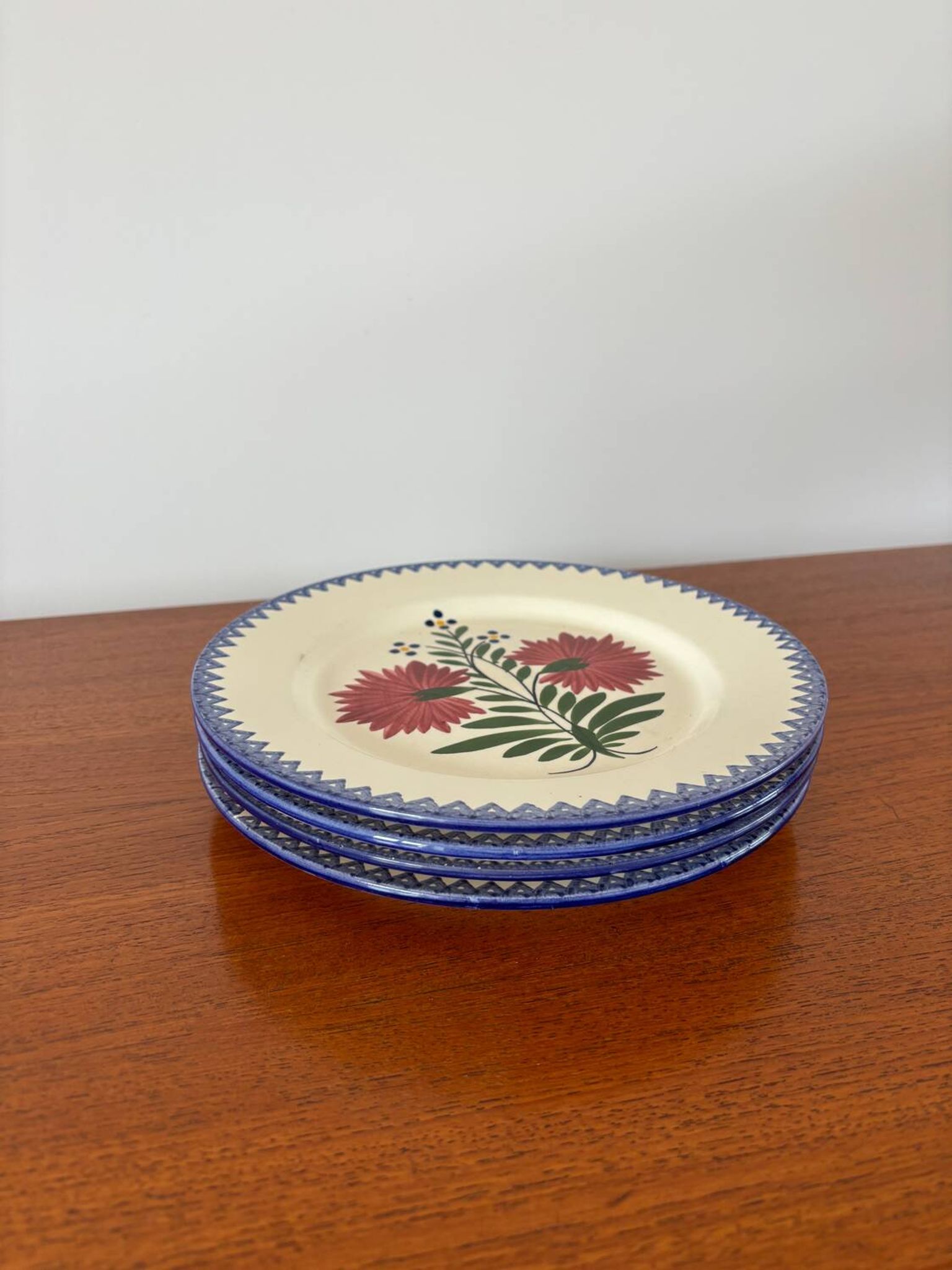 set of 4 floral dinner plates, pink and blue, made in France, 1950