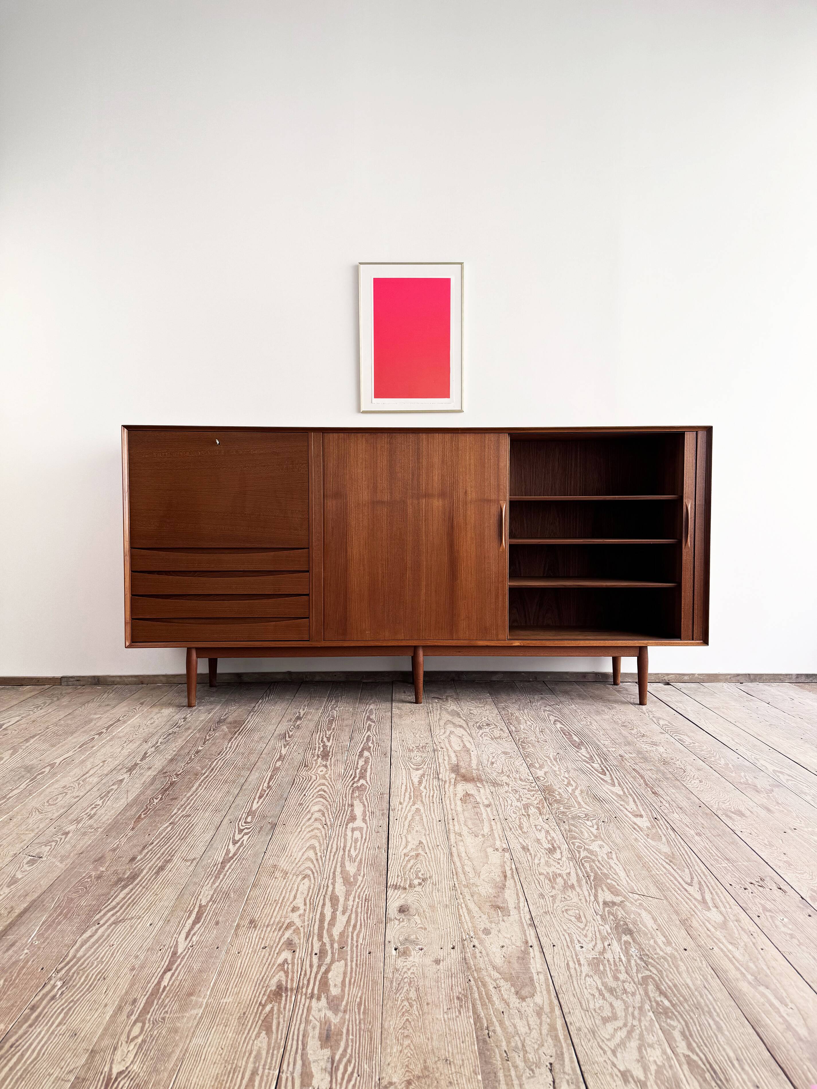 Grand Buffet Mid-Century Moderne en Teck avec Portes Tambour par Arne Vodder pour Sibast, Danemark