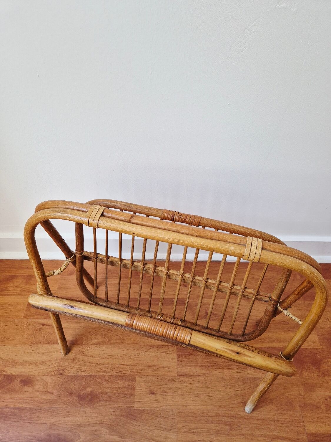 Foldable rattan magazine rack - Vintage