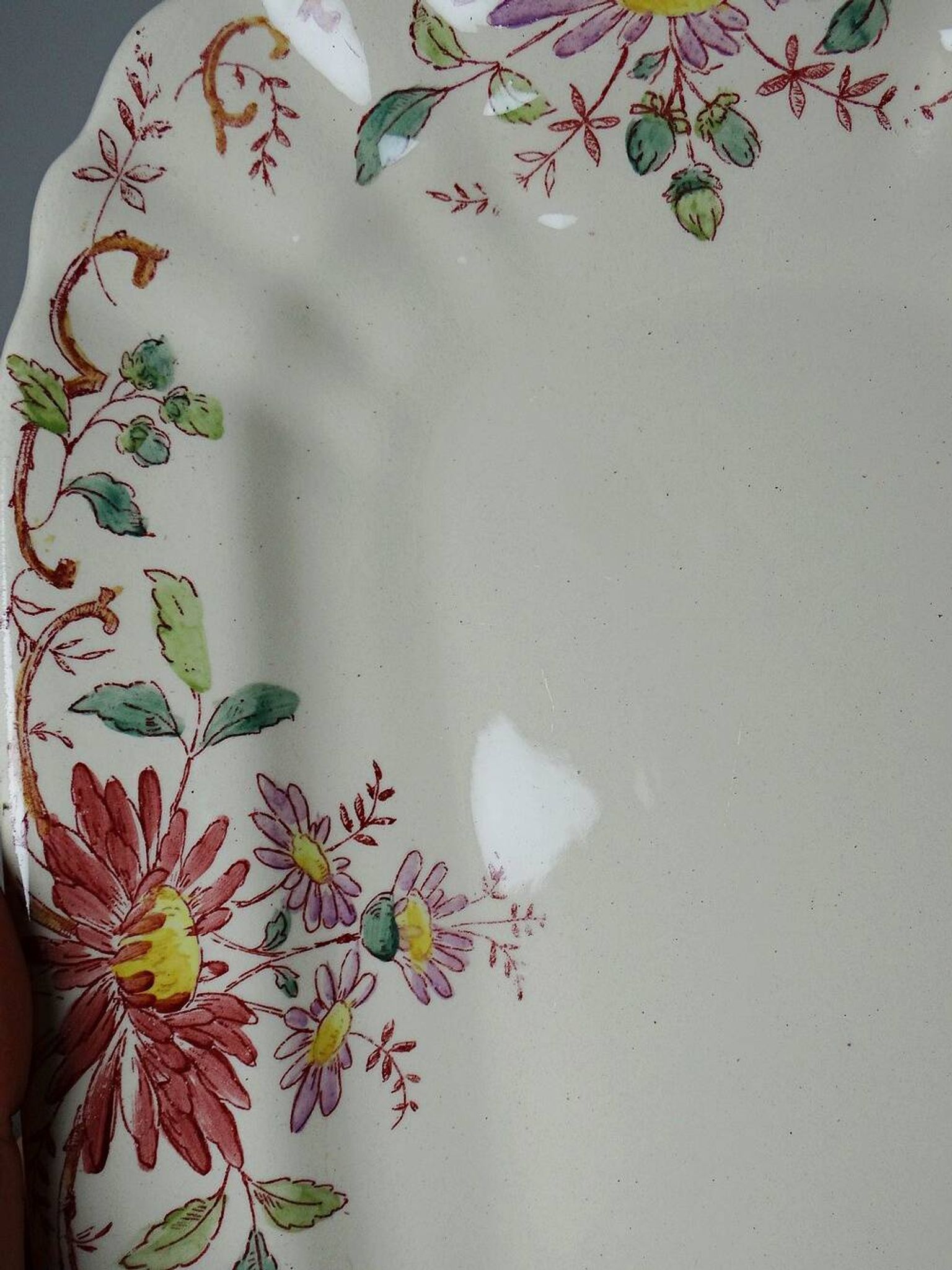 2 antique Longchamp dishes with daisies in polychrome ironstone.