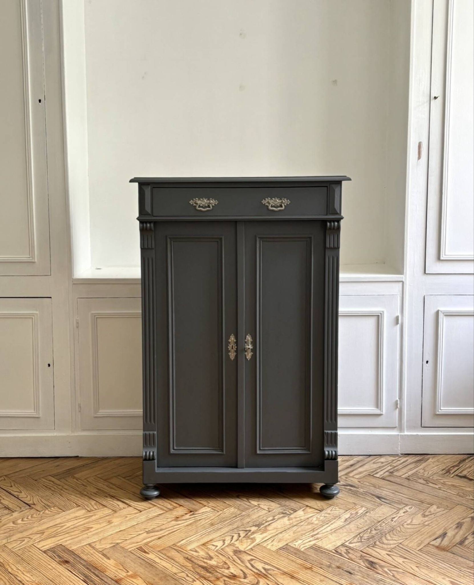 Antique buffet in the style of a vertiko from the late 19th century.