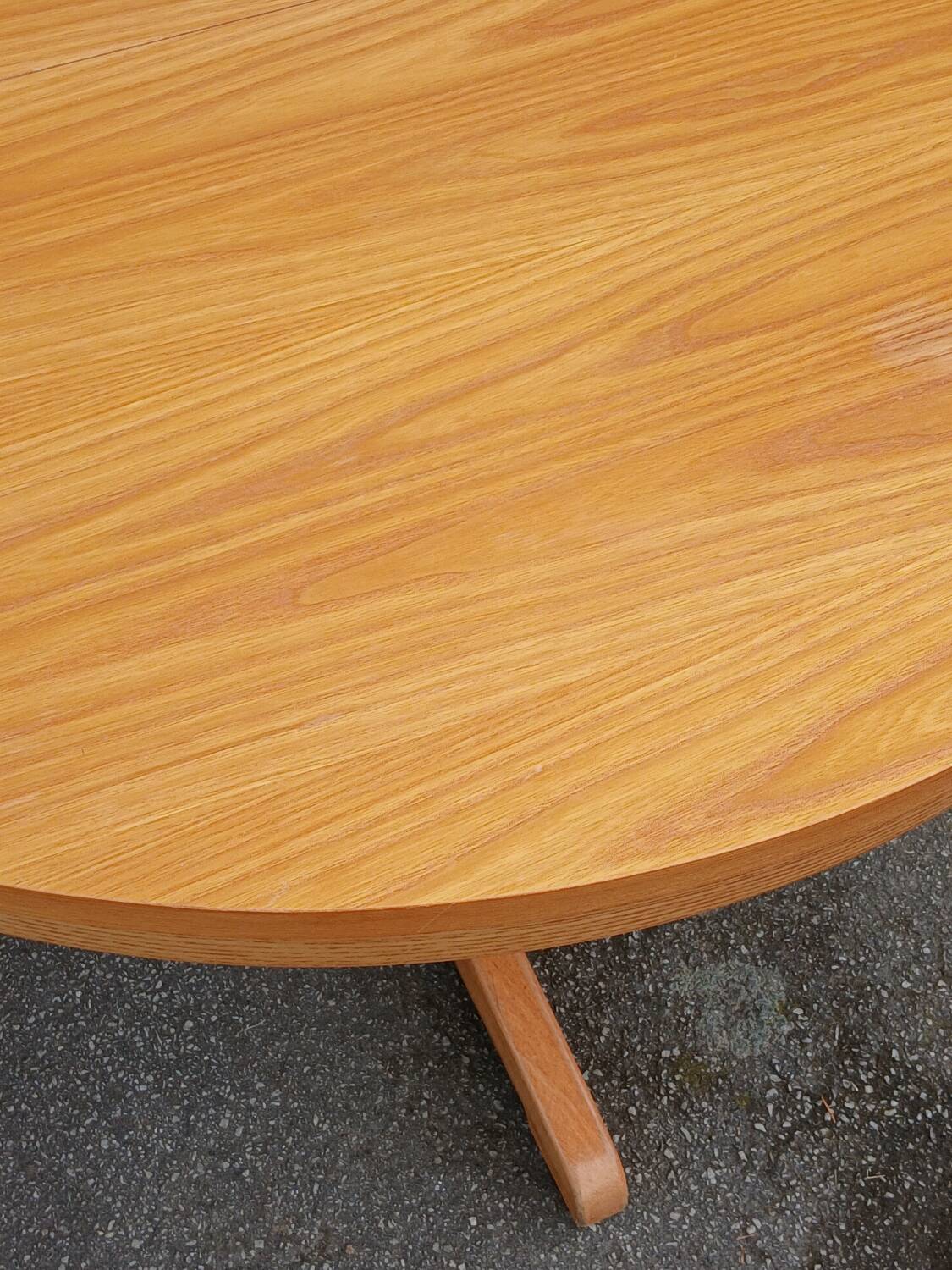 Extendable round table in elm