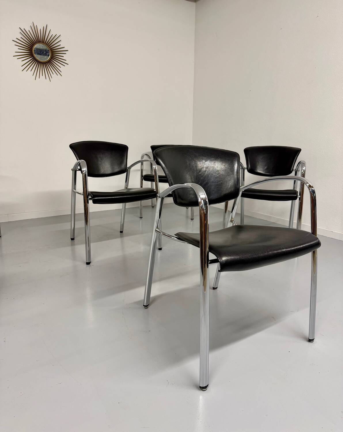 6 black leather and chrome metal chairs Brayton International vintage sa