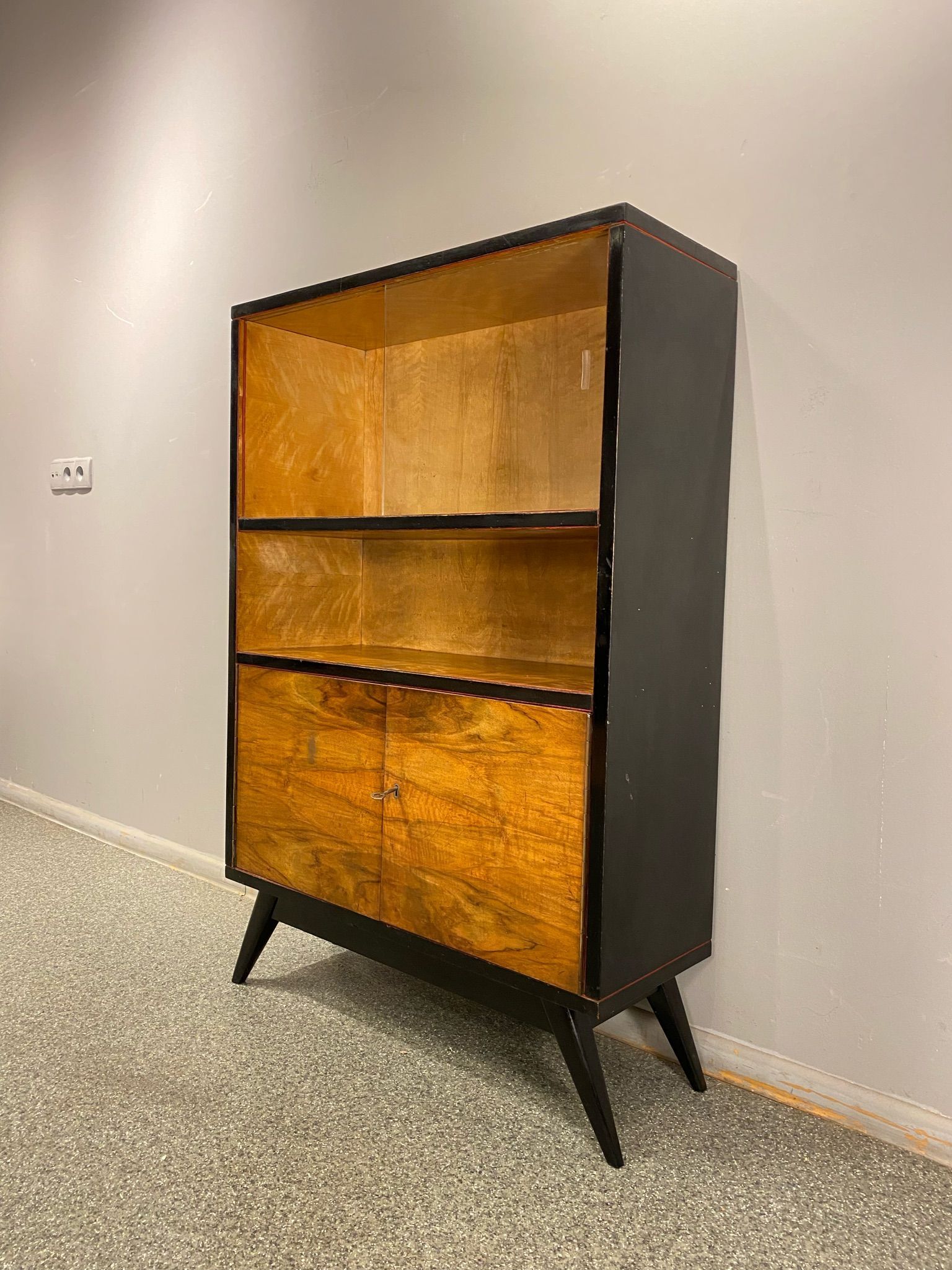 Bibliothèque plaquée noyer vintage, années 1960