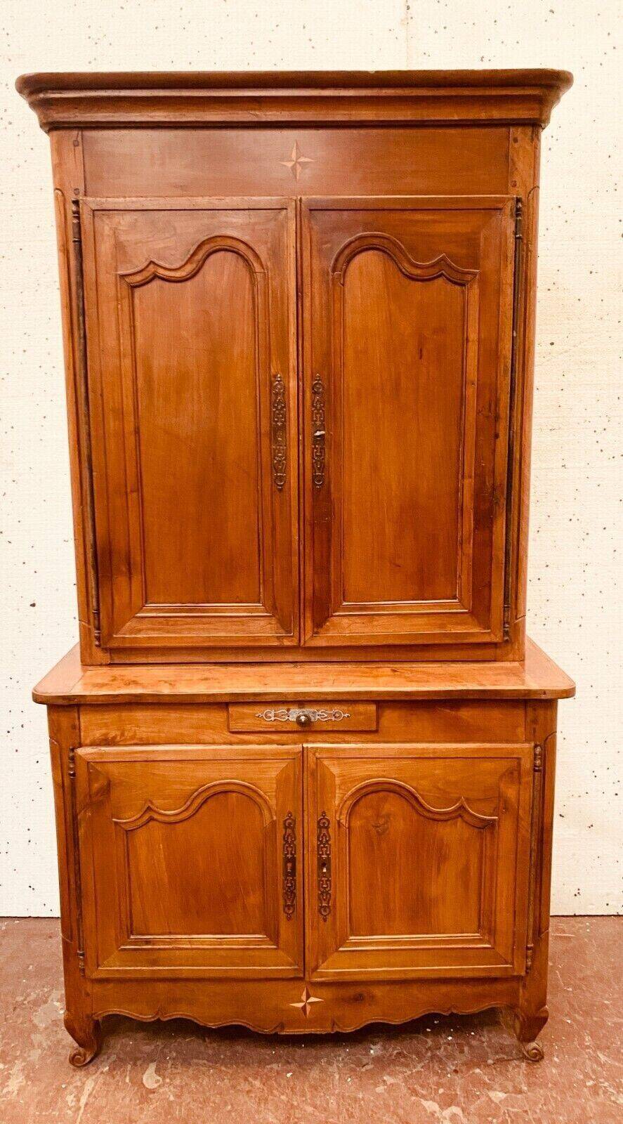 Buffet deux corps de style Louis XV en noyer massif XX siècle