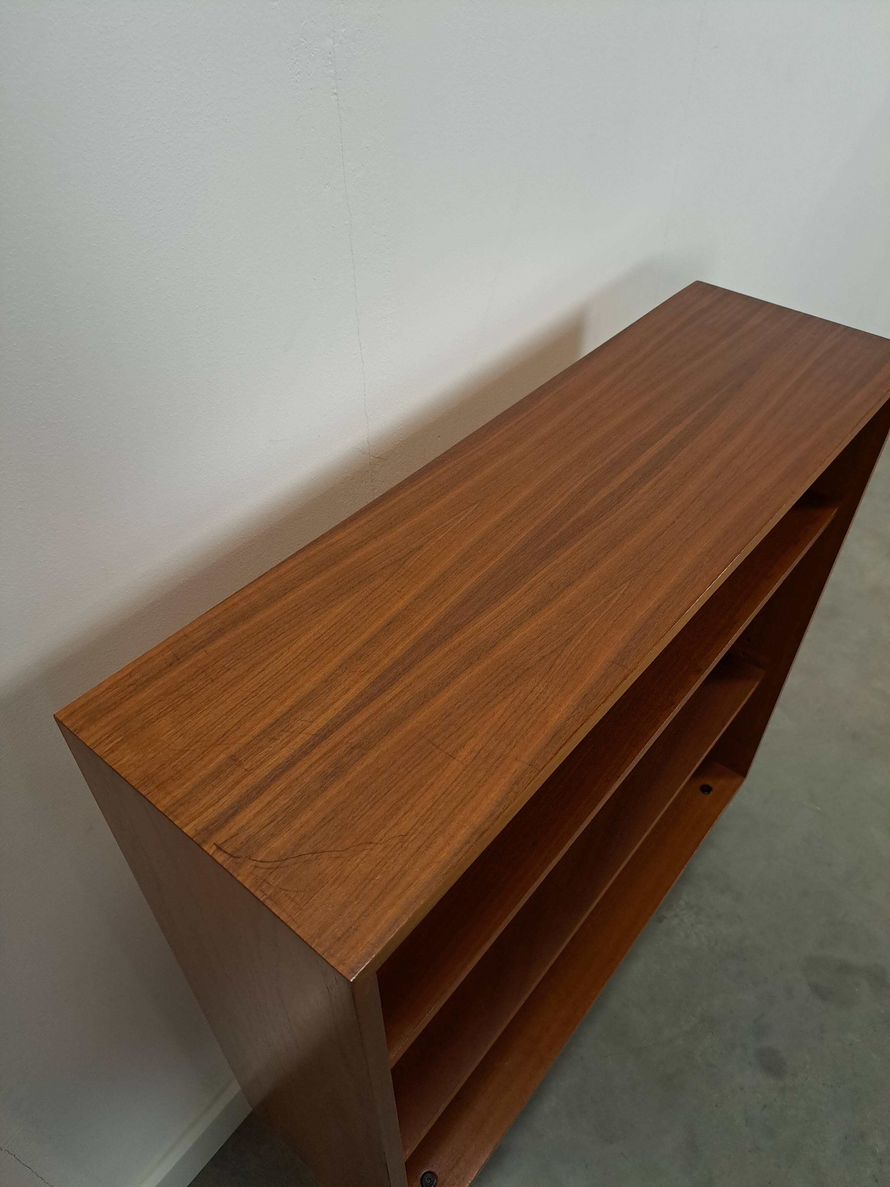 Noten fineer boekenkast LP kast met legplanken nr. 1