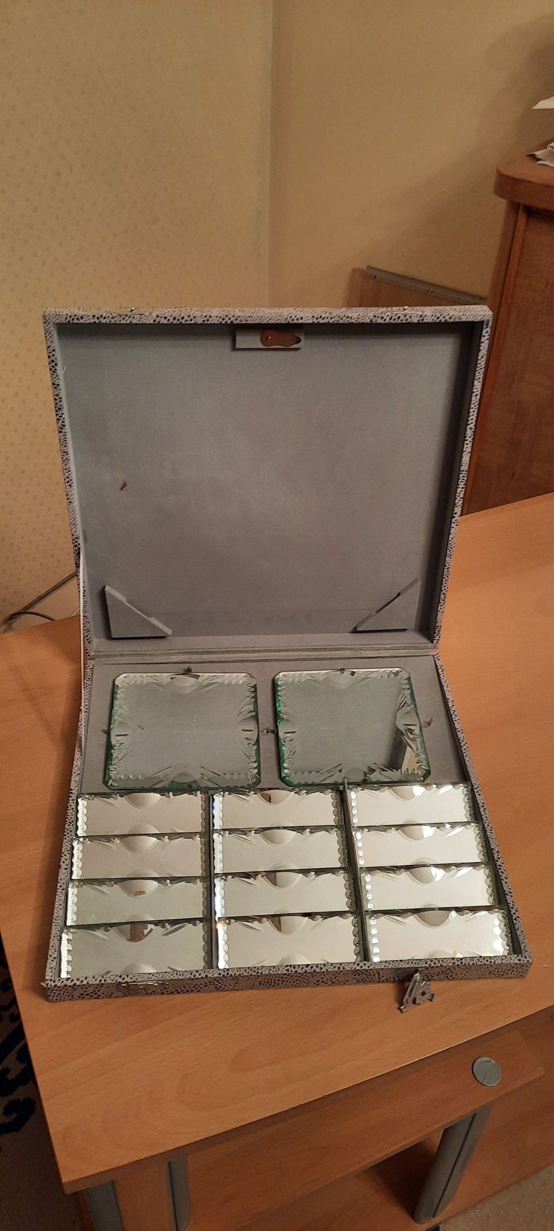 Cardboard box containing 2 bottle holders and 12 knife holders