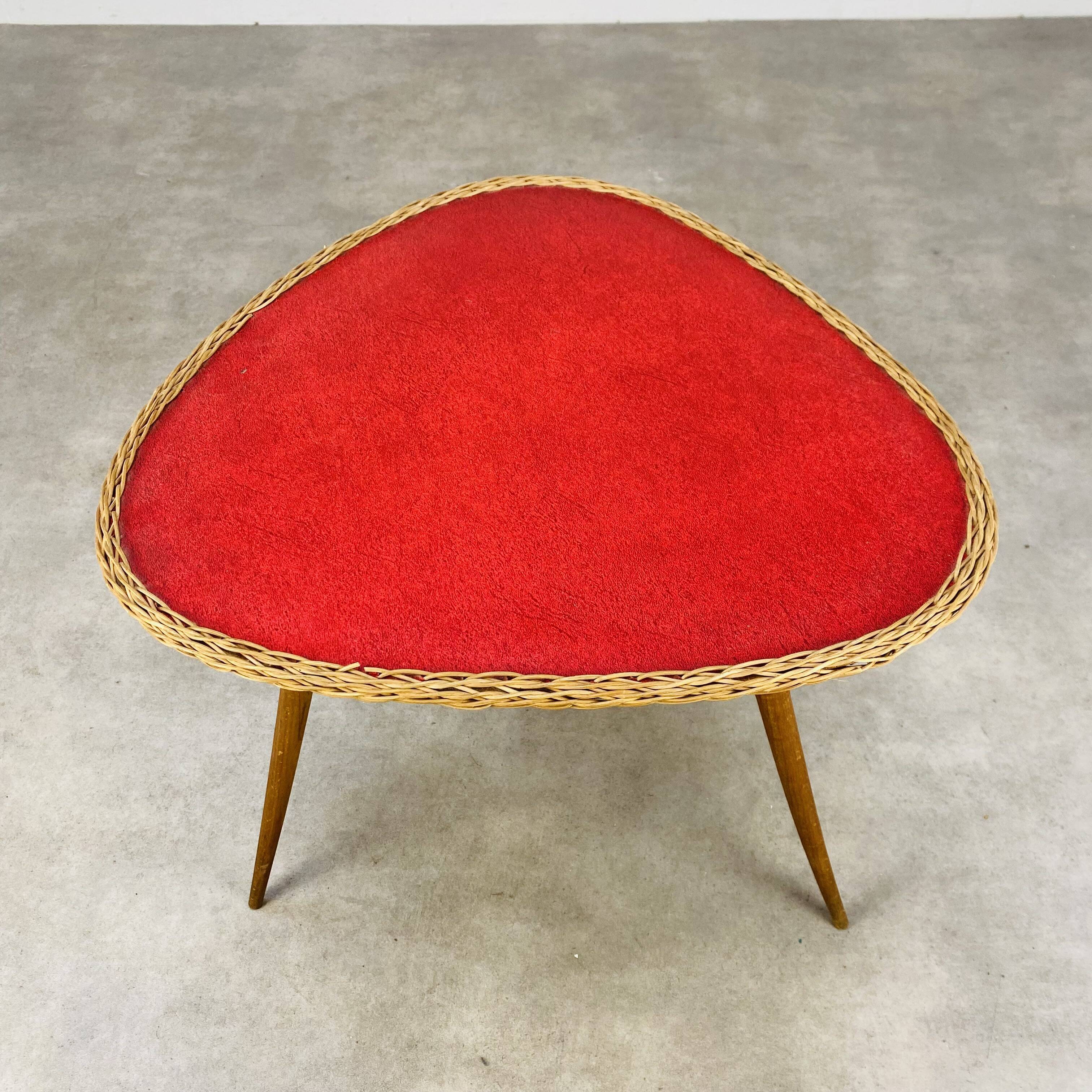 Table d'appoint tripode osier rouge années 50