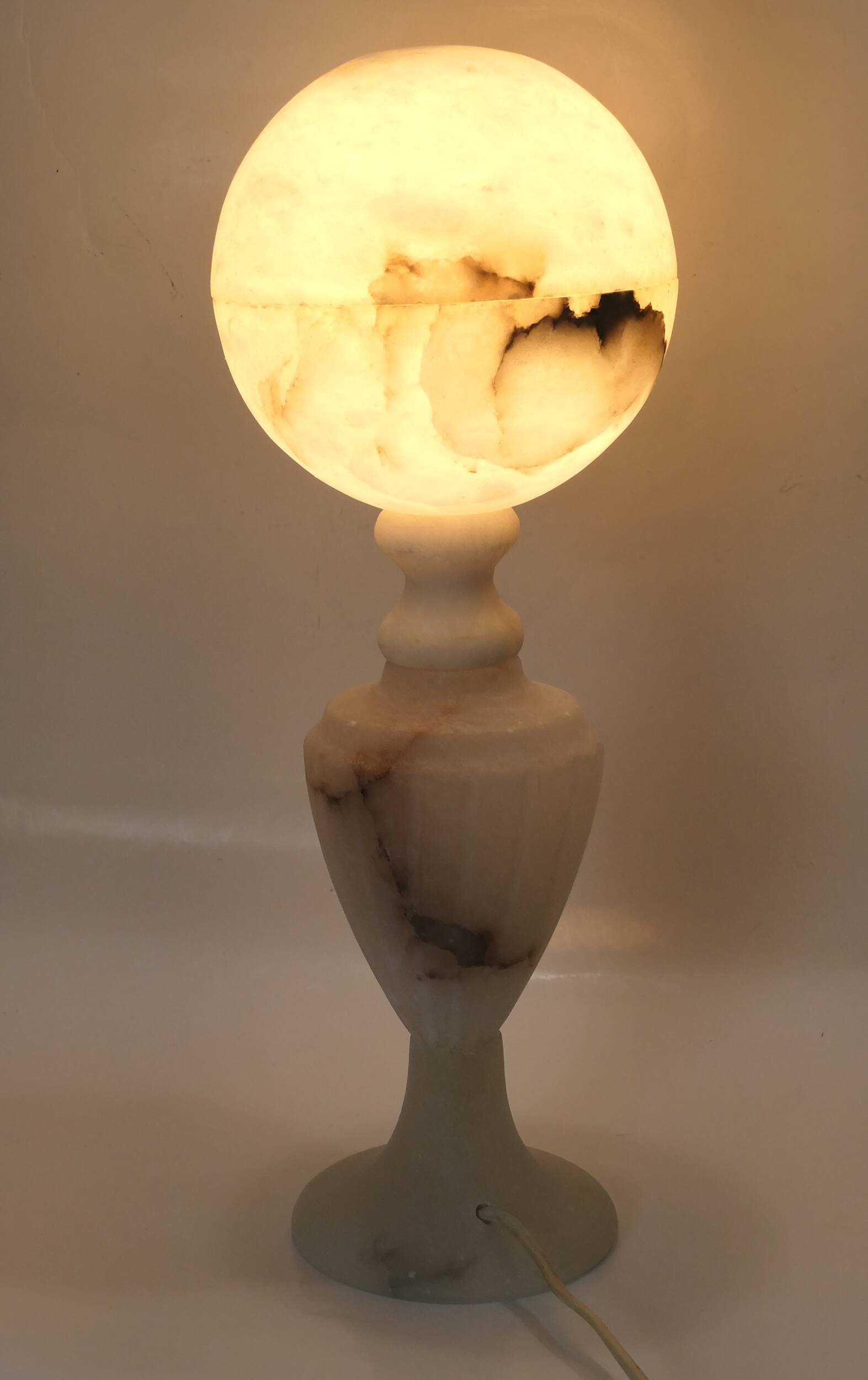 lampe à poser en albatre avec globe en albatre Italie 1950-60