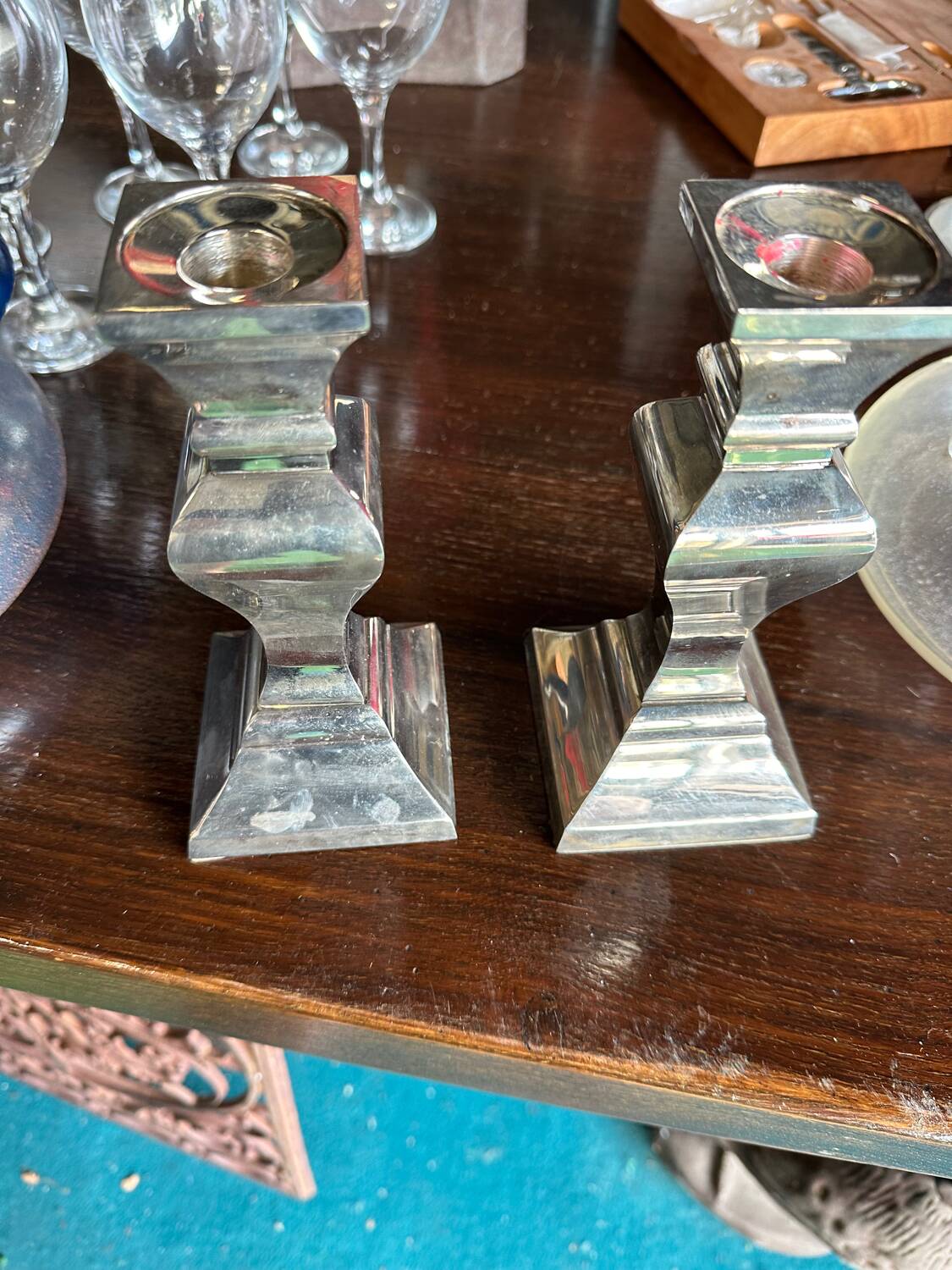Paire de bougeoirs en métal argenté