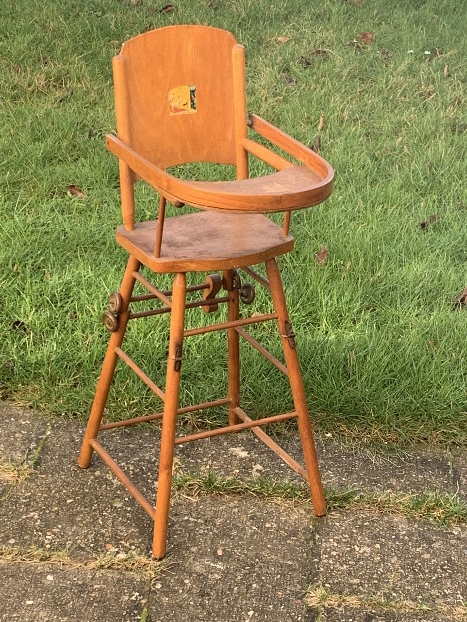 Chaise haute pour poupées en bois vintage