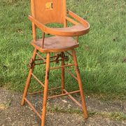Chaise haute pour poupées en bois vintage