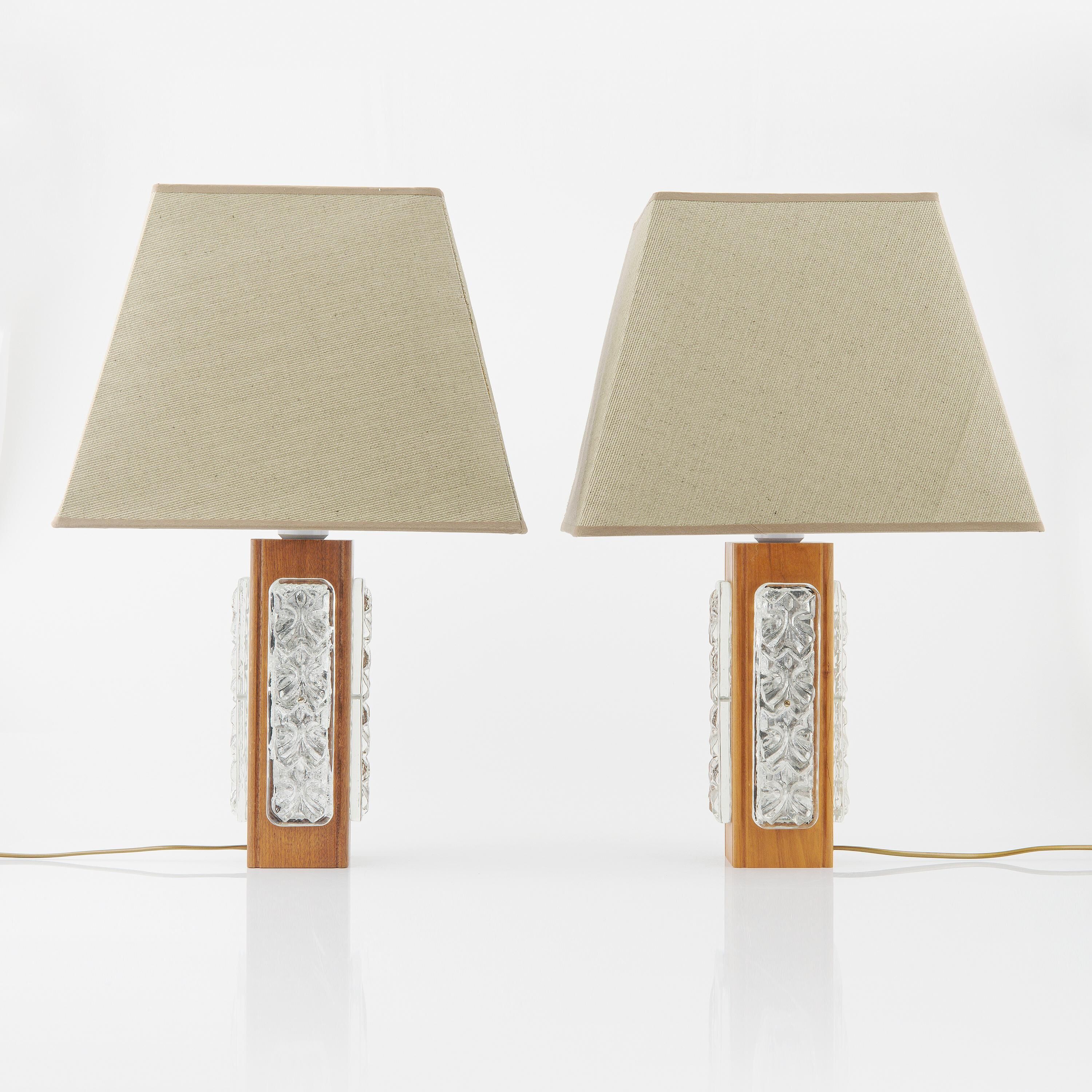 Paire de lampes de table en verre moulé et teck  Suède 1960