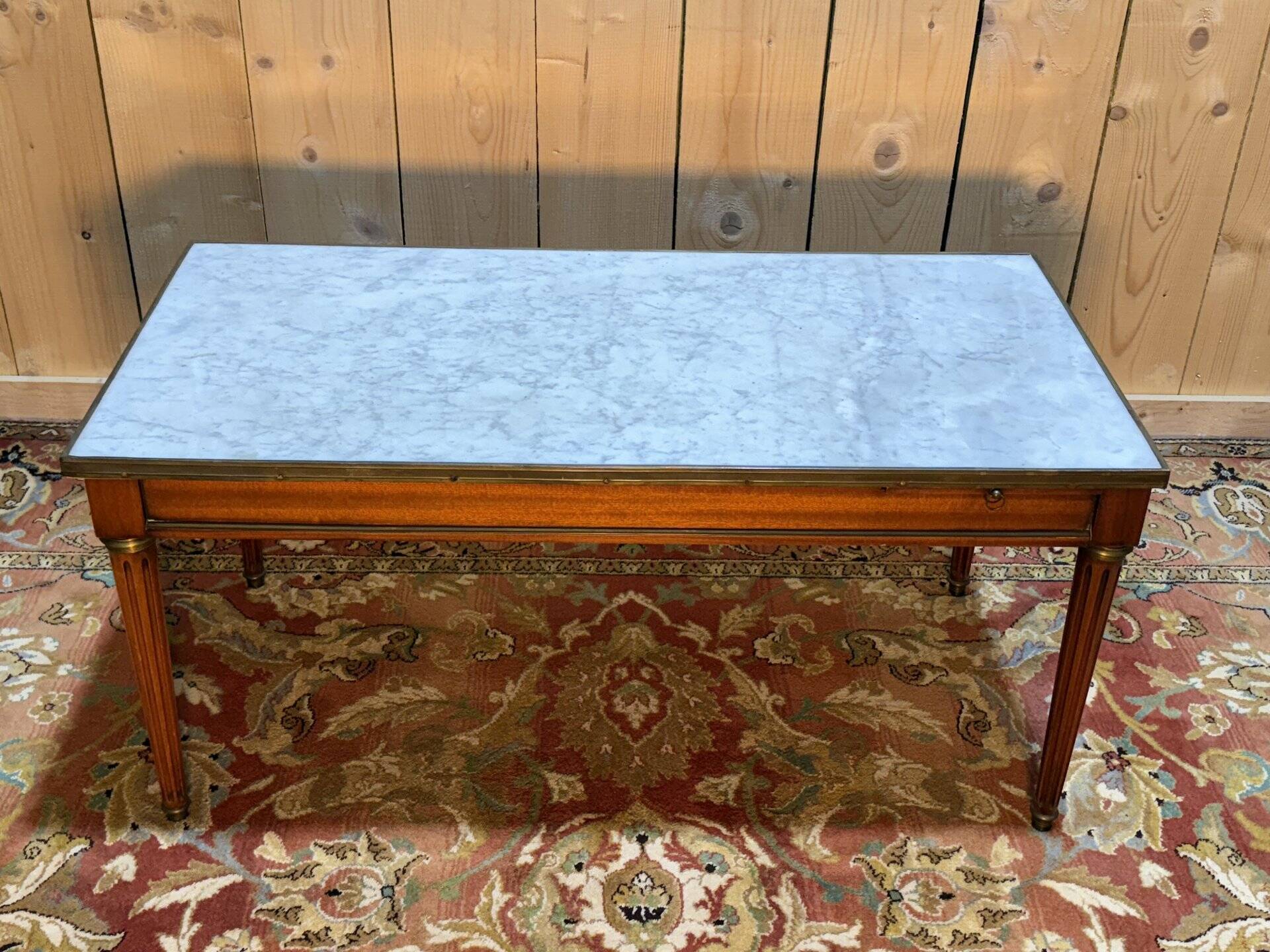 Table basse de style Louis XVI en merisier en marbre de Carrare