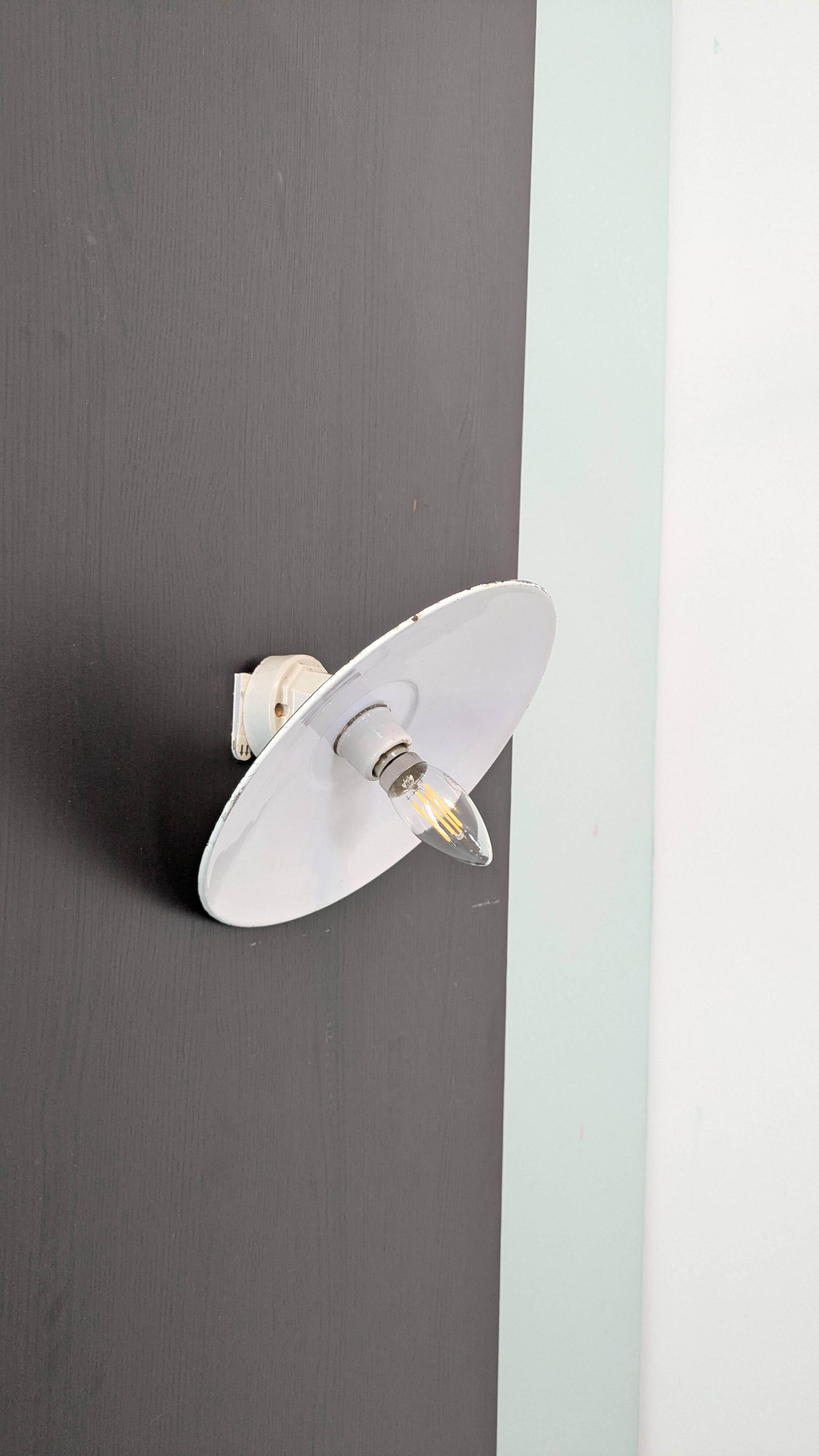 Antique wall light in blue enamel, workshop style.