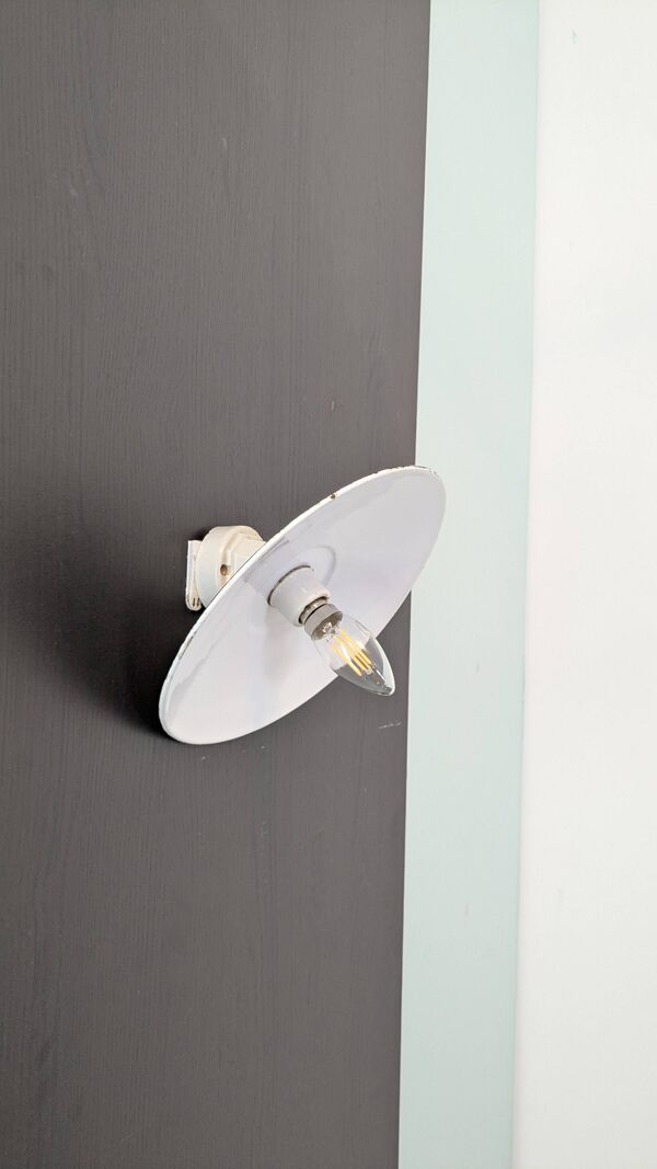 Applique murale ancienne en émail bleu, esprit atelier