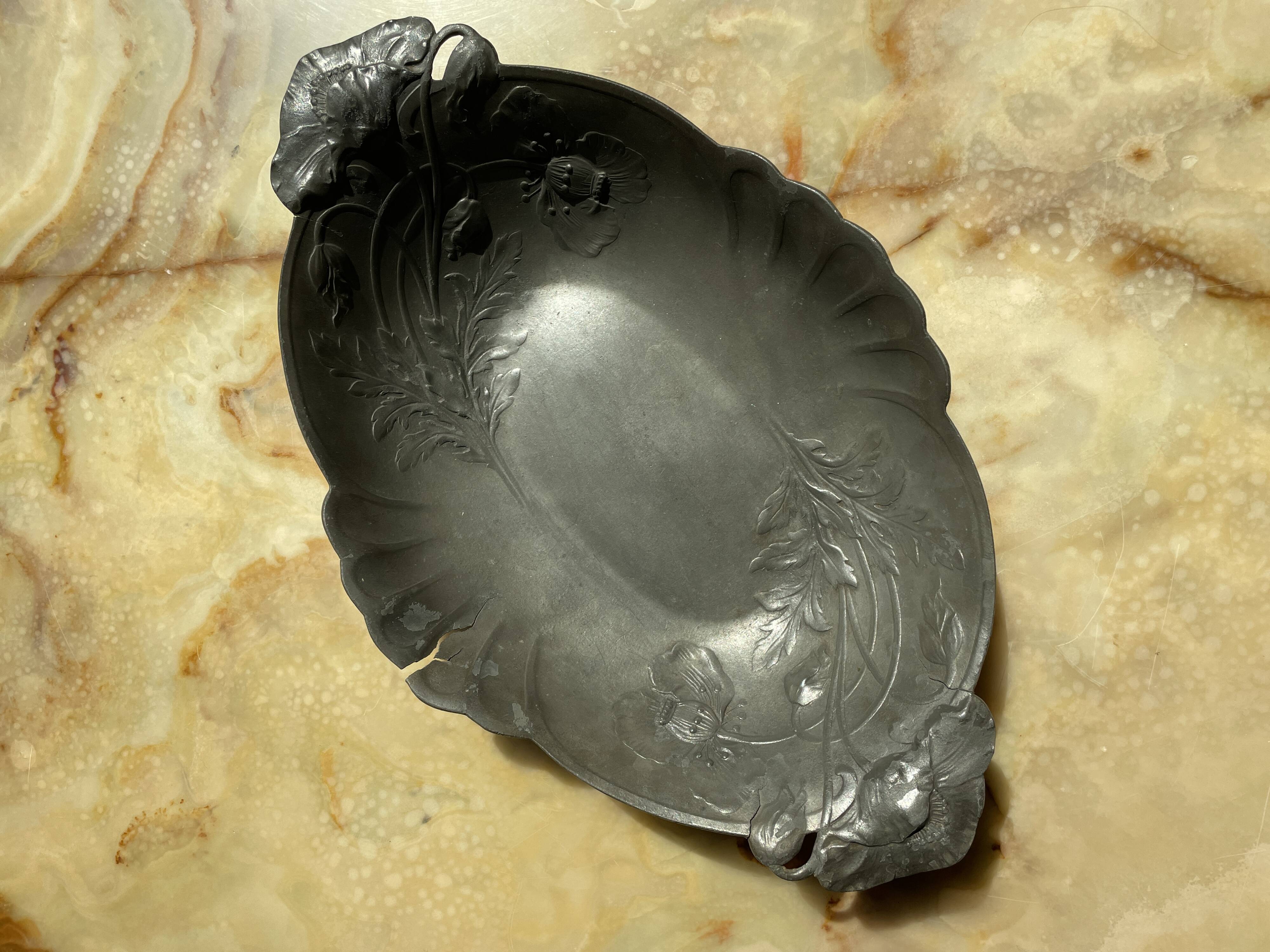 Art Nouveau dish with poppy motifs in pewter