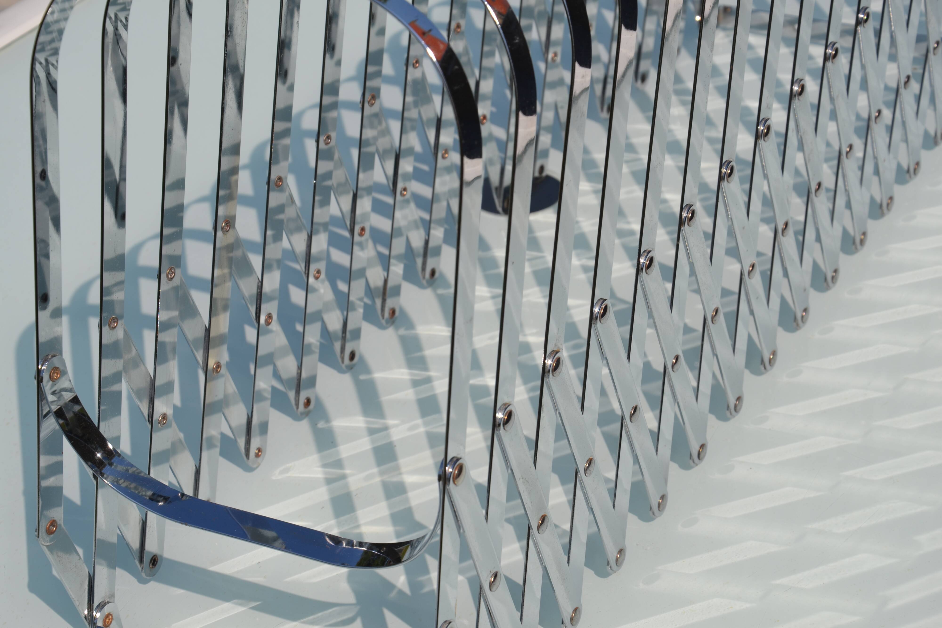 Expandable metal magazine rack