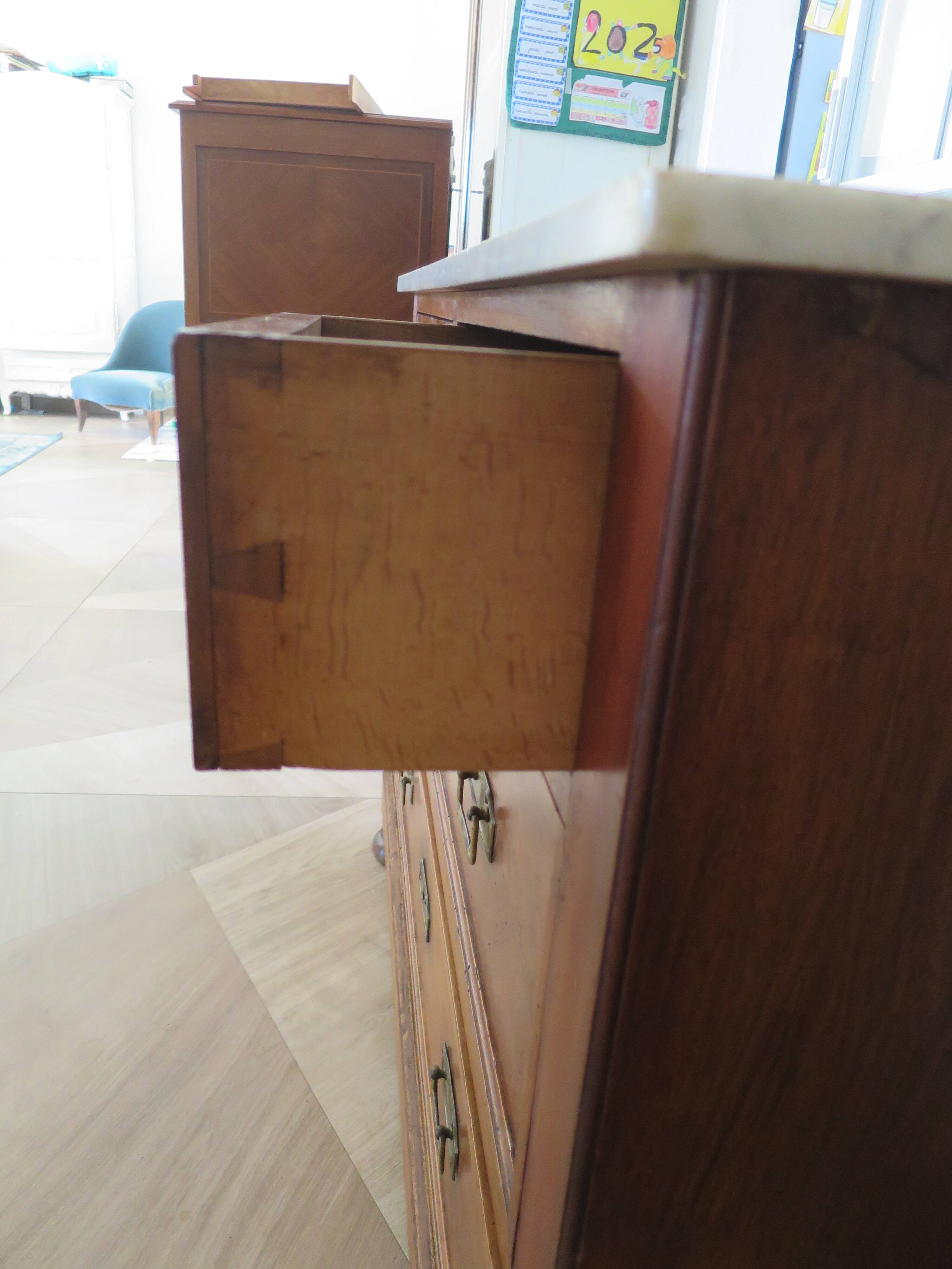 Louis Philippe style chest of drawers with 4 drawers in solid walnut and marble, 1900-1950.