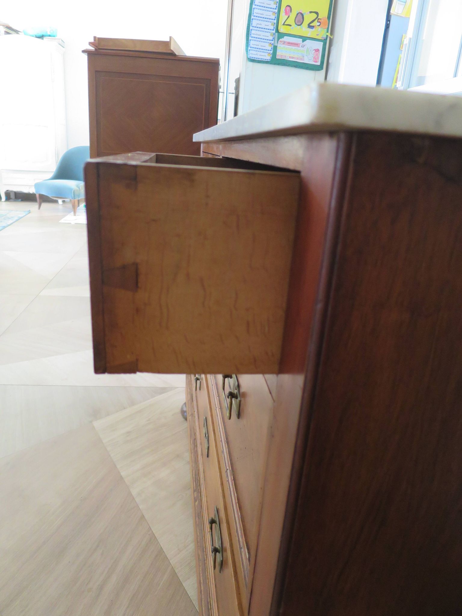 Louis Philippe style chest of drawers with 4 drawers in solid walnut and marble, 1900-1950.