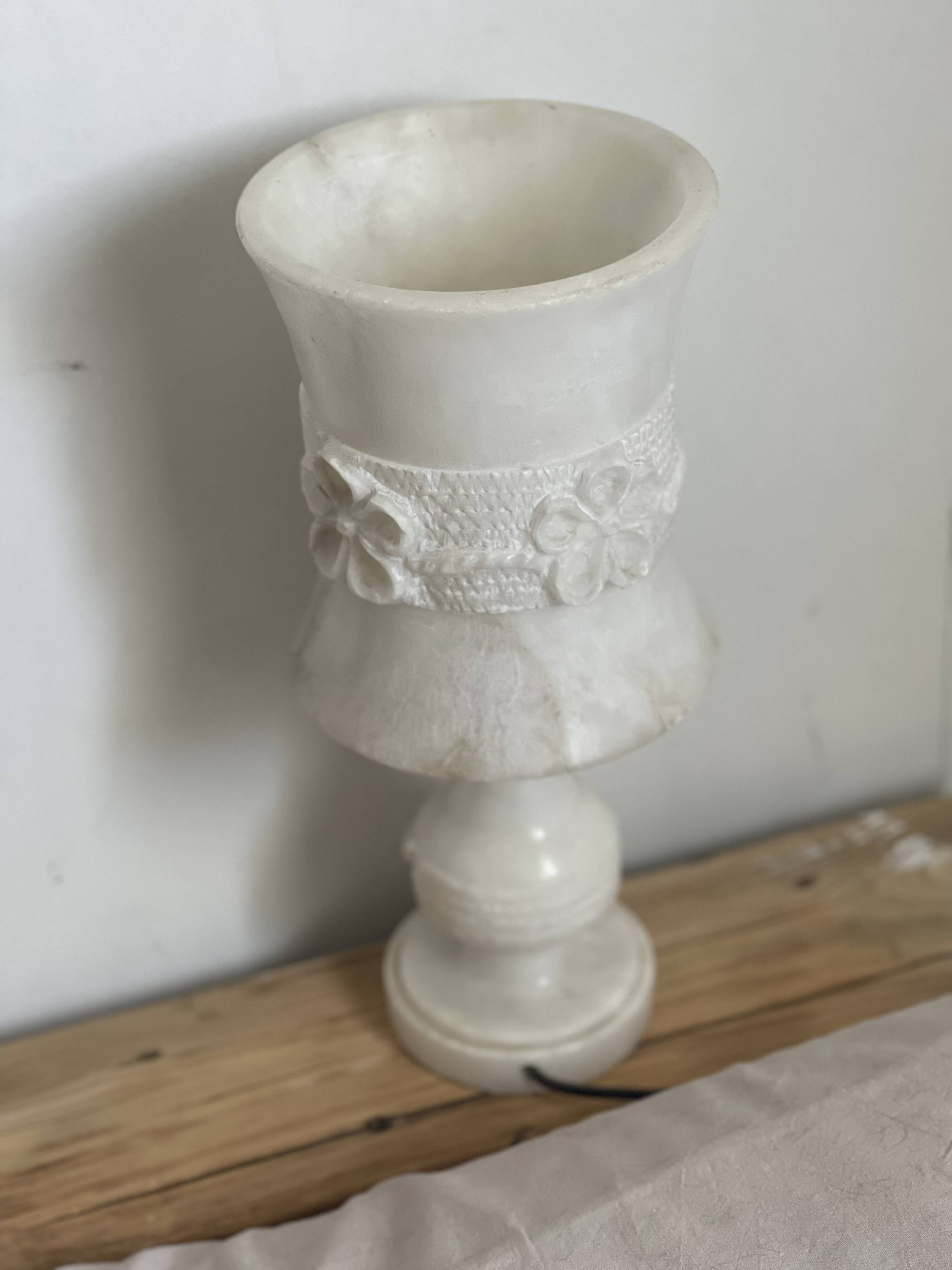 Vintage lamp in sculpted alabaster - flower shape