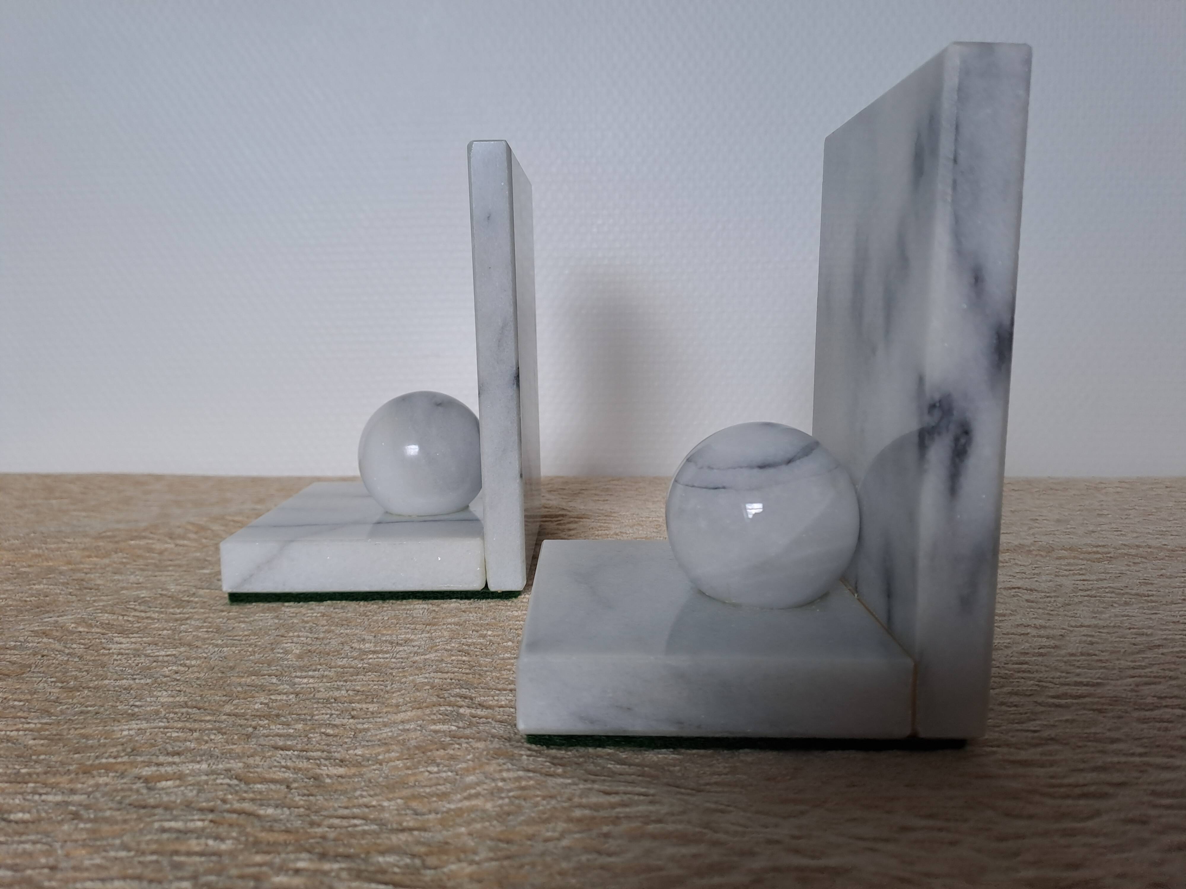 Vintage bookends in grey veined white marble – Minimalist design