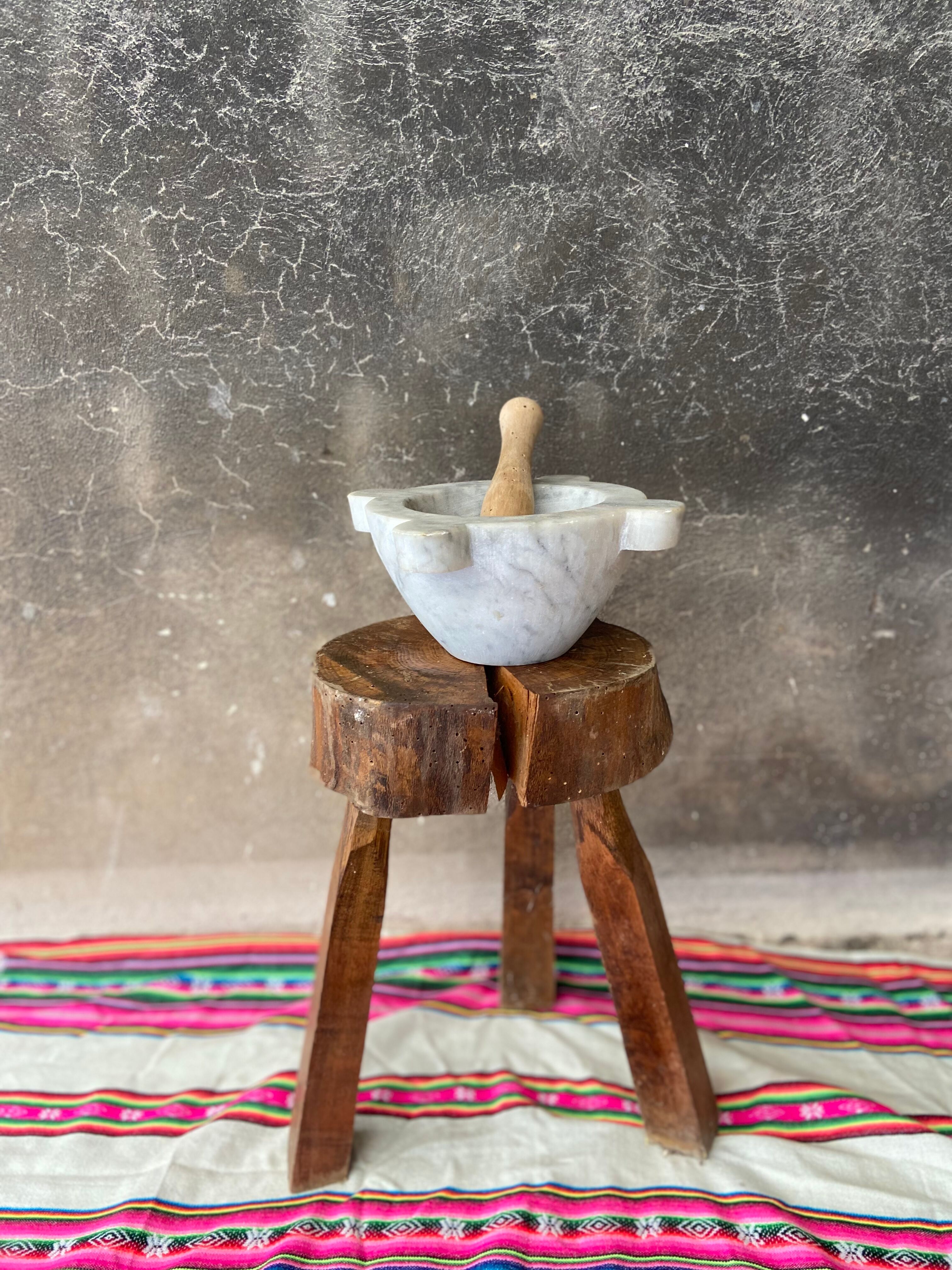 Tabouret brutaliste tripode