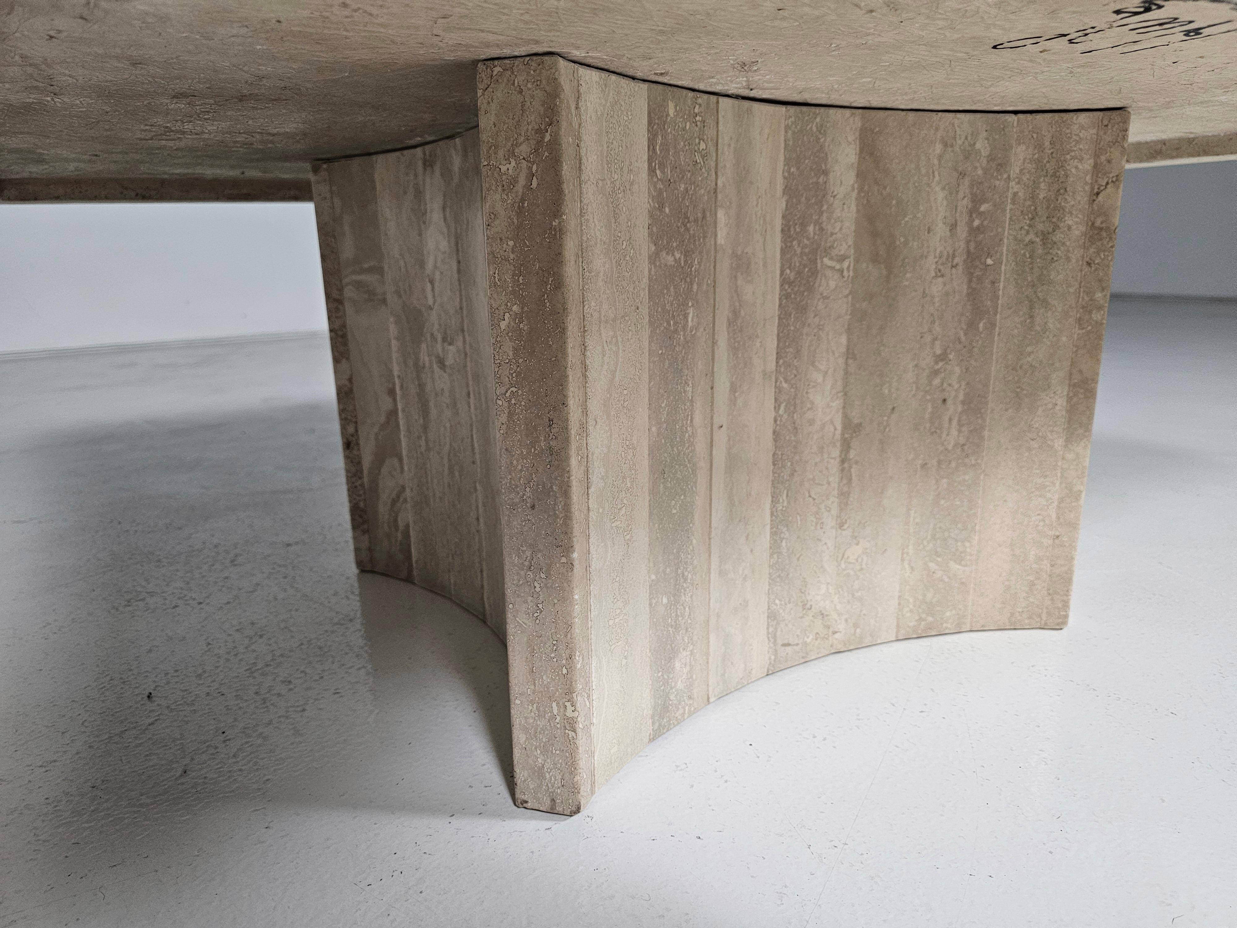 Sculptural coffee table in Italian travertine from the 1970s.