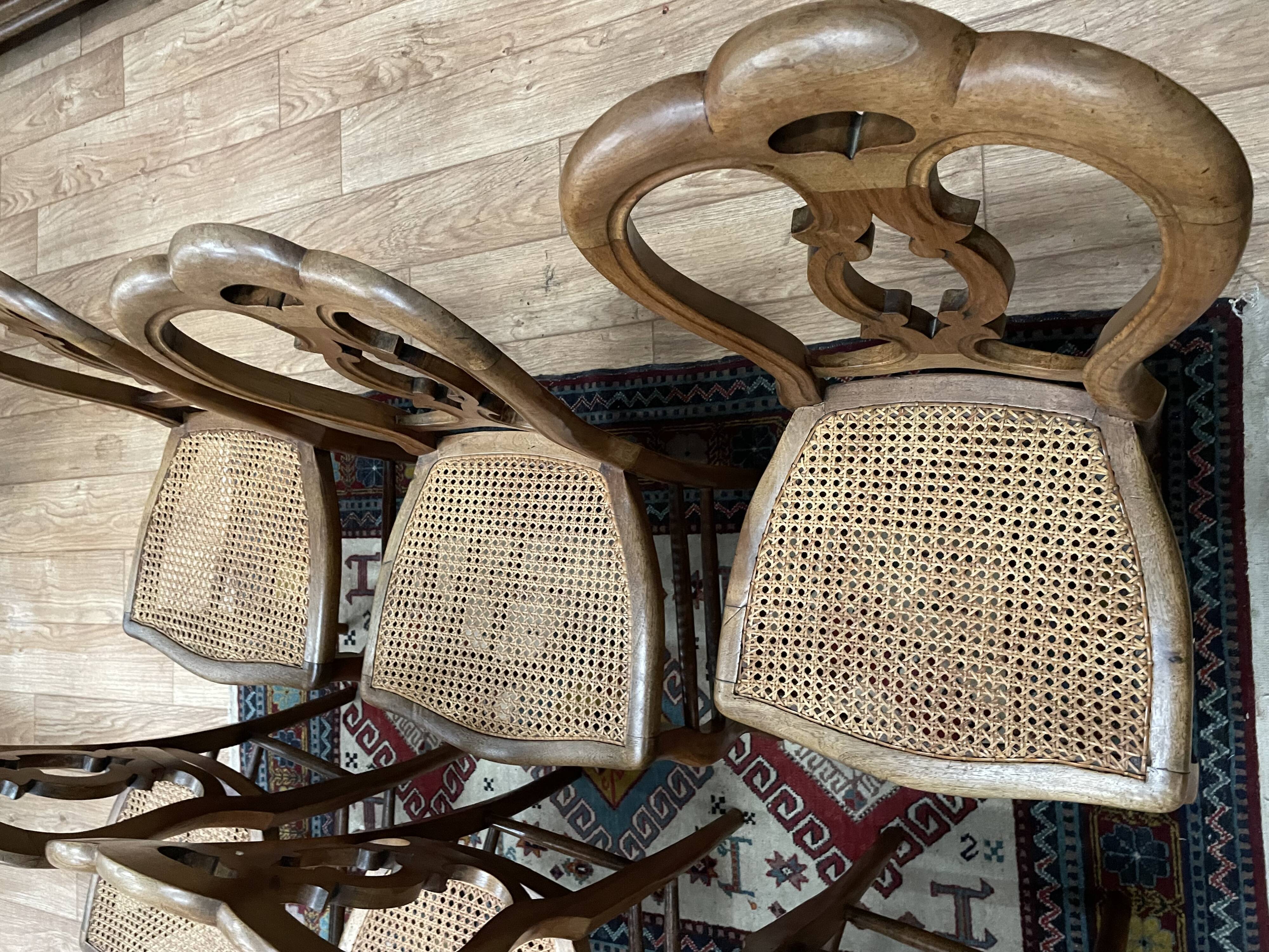 Suite de 6 chaises Louis Philippe en noyer et cannage