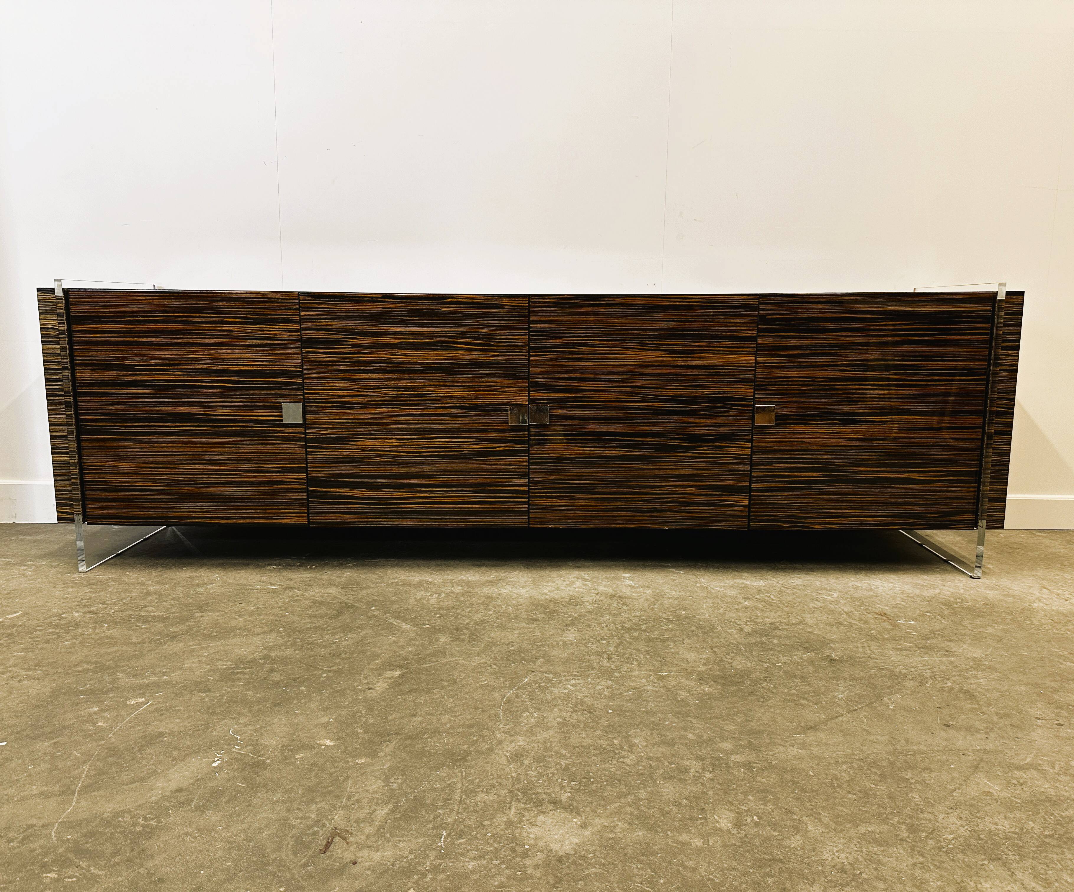 Buffet/crédence luxueux en ébène de Macassar, chrome et lucite par Armobil, Italie