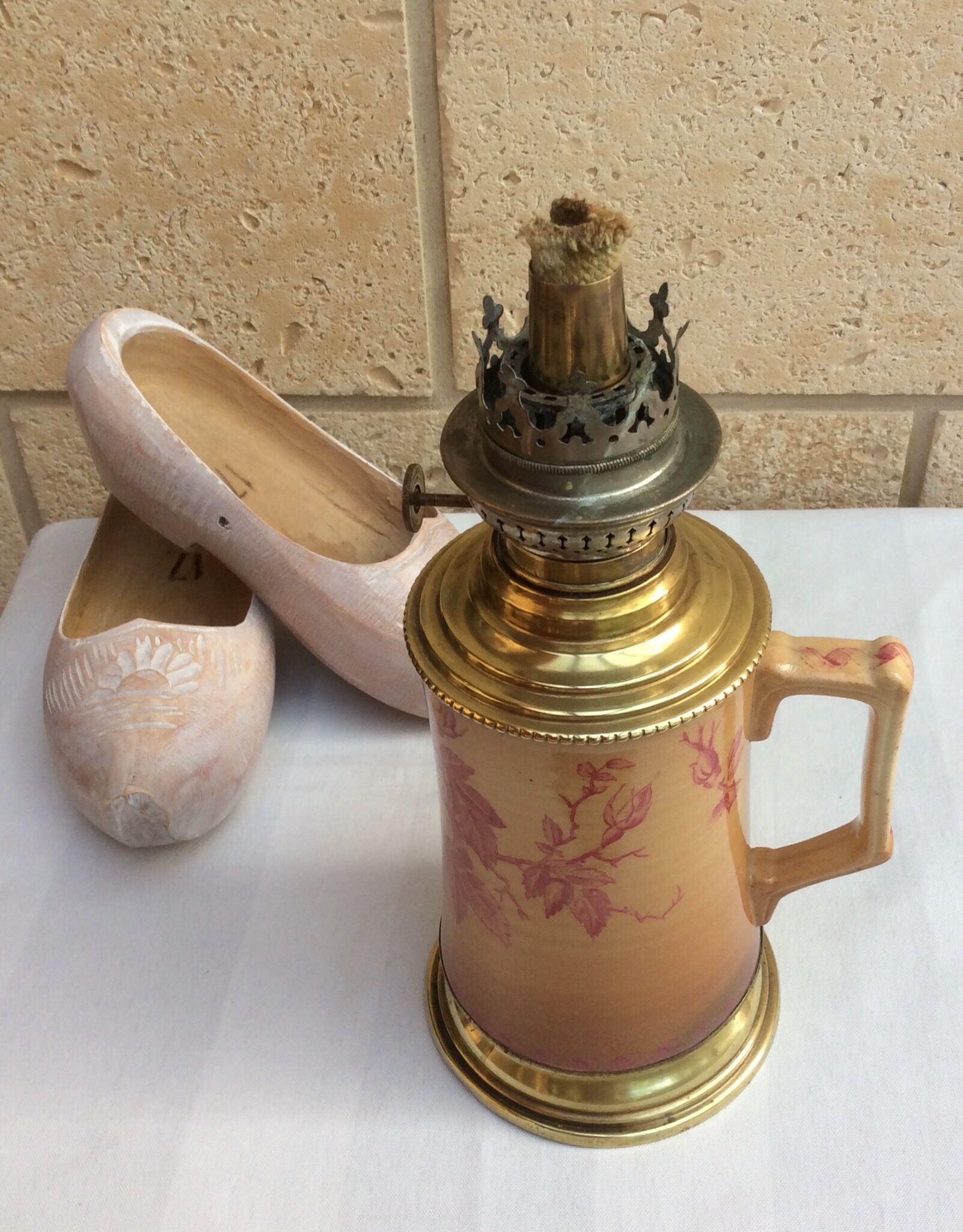 Oil lamp with ceramic body handle