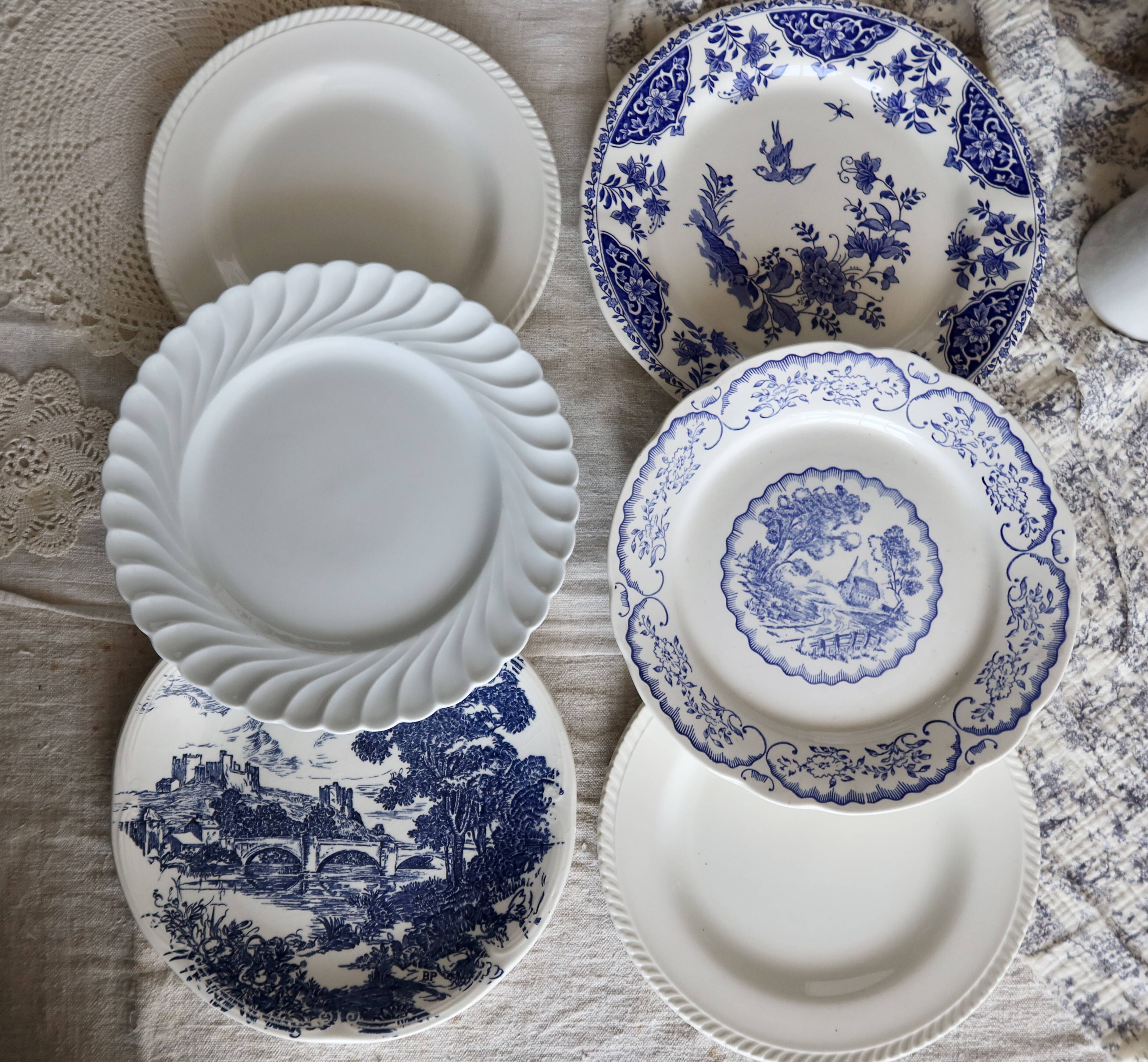 6 vintage mismatched blue and white porcelain dinner plates - Lot r