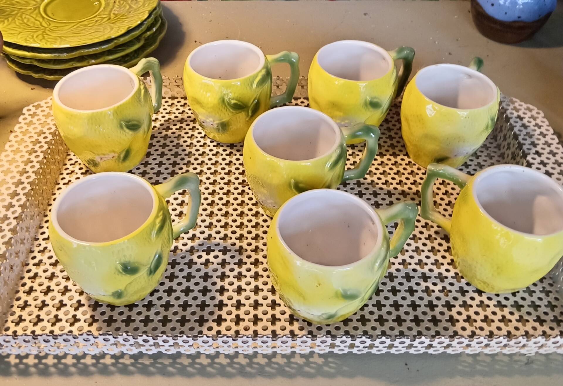 Huit mugs en barbotine