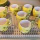 Huit mugs en barbotine