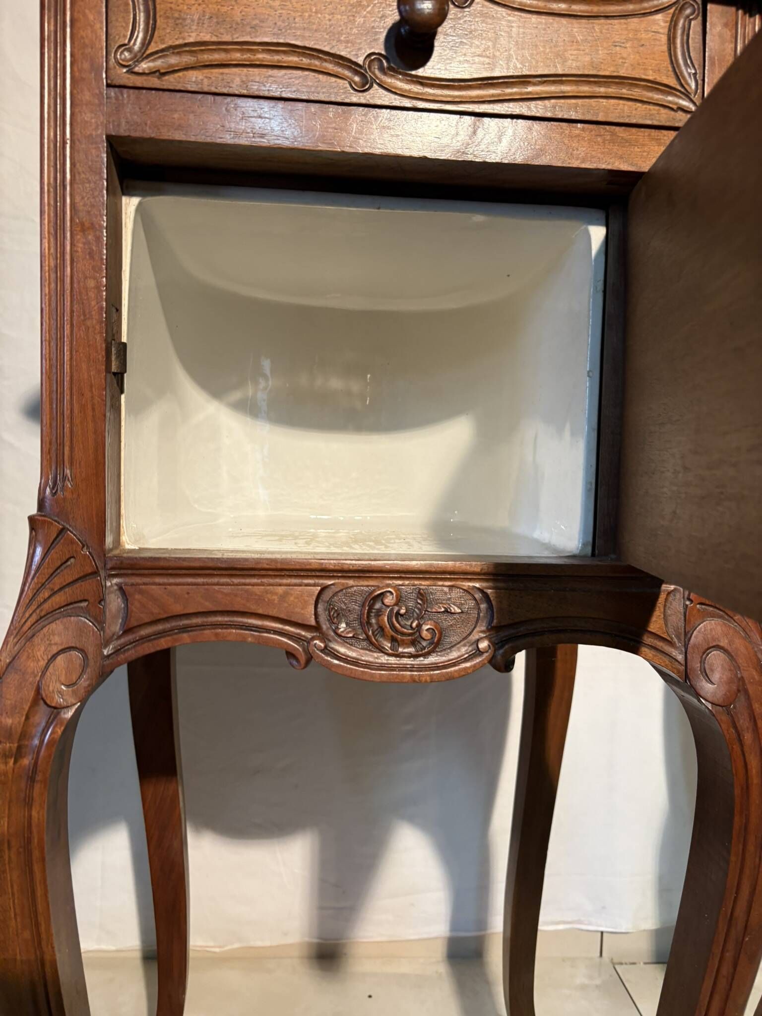 Pair of antique bedside tables with marble top and ceramic niche