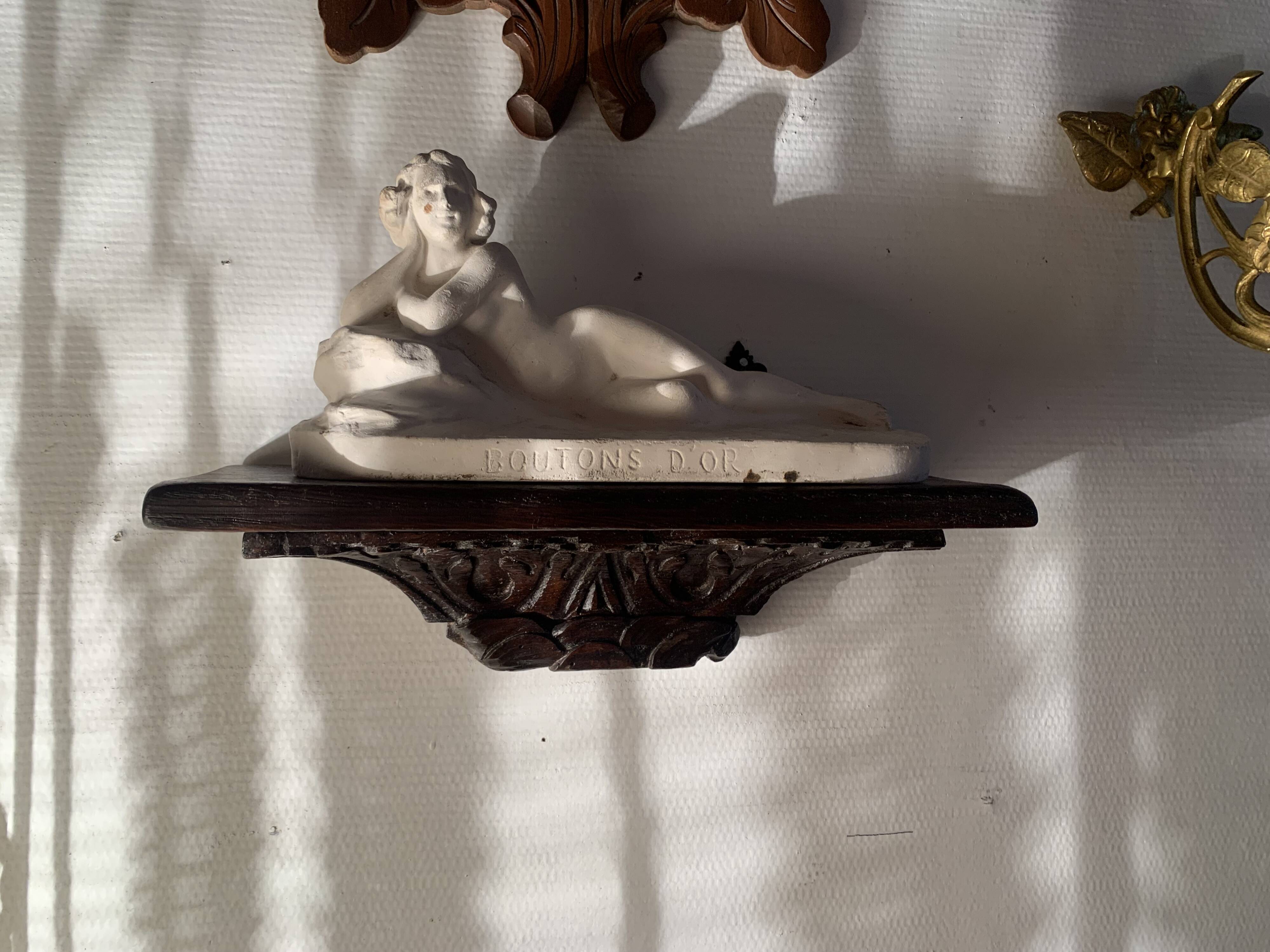 Antique carved wooden wall console for statuette, Haute époque