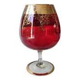 Vase forme coupe à pied, en cristal de bohème. couleur rubis. design volutes & floraux à rehauts or 24 c