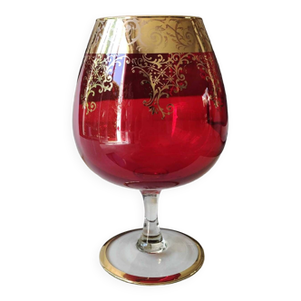 Vase forme coupe à pied, en cristal de bohème. couleur rubis. design volutes & floraux à rehauts or 24 c