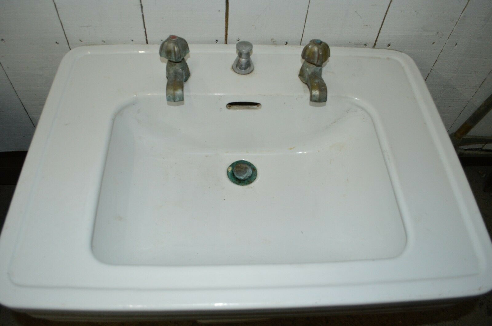 Earthenware sink