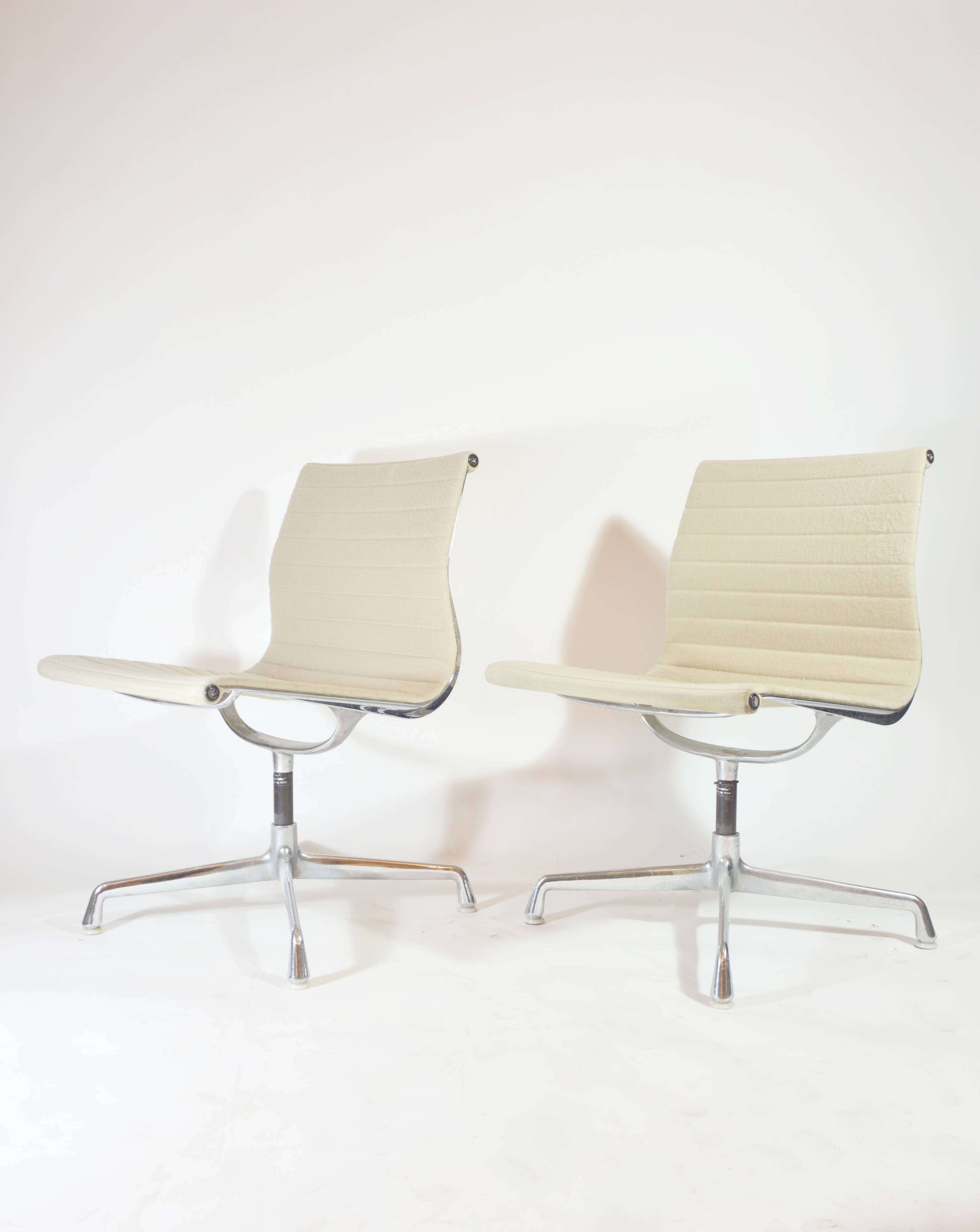 Pair of chairs Eames EA 105