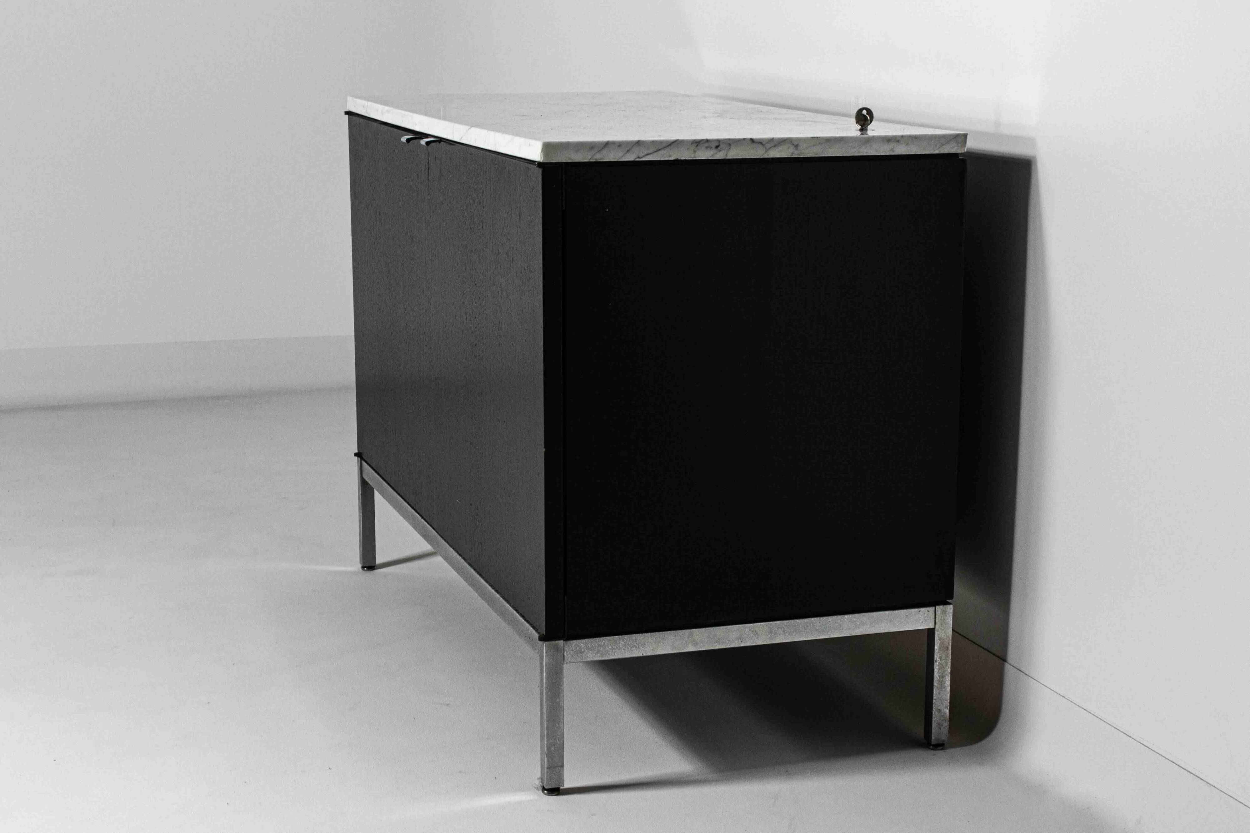 Meuble d'appoint exécutif à 2 portes par Florence Knoll, années 1970