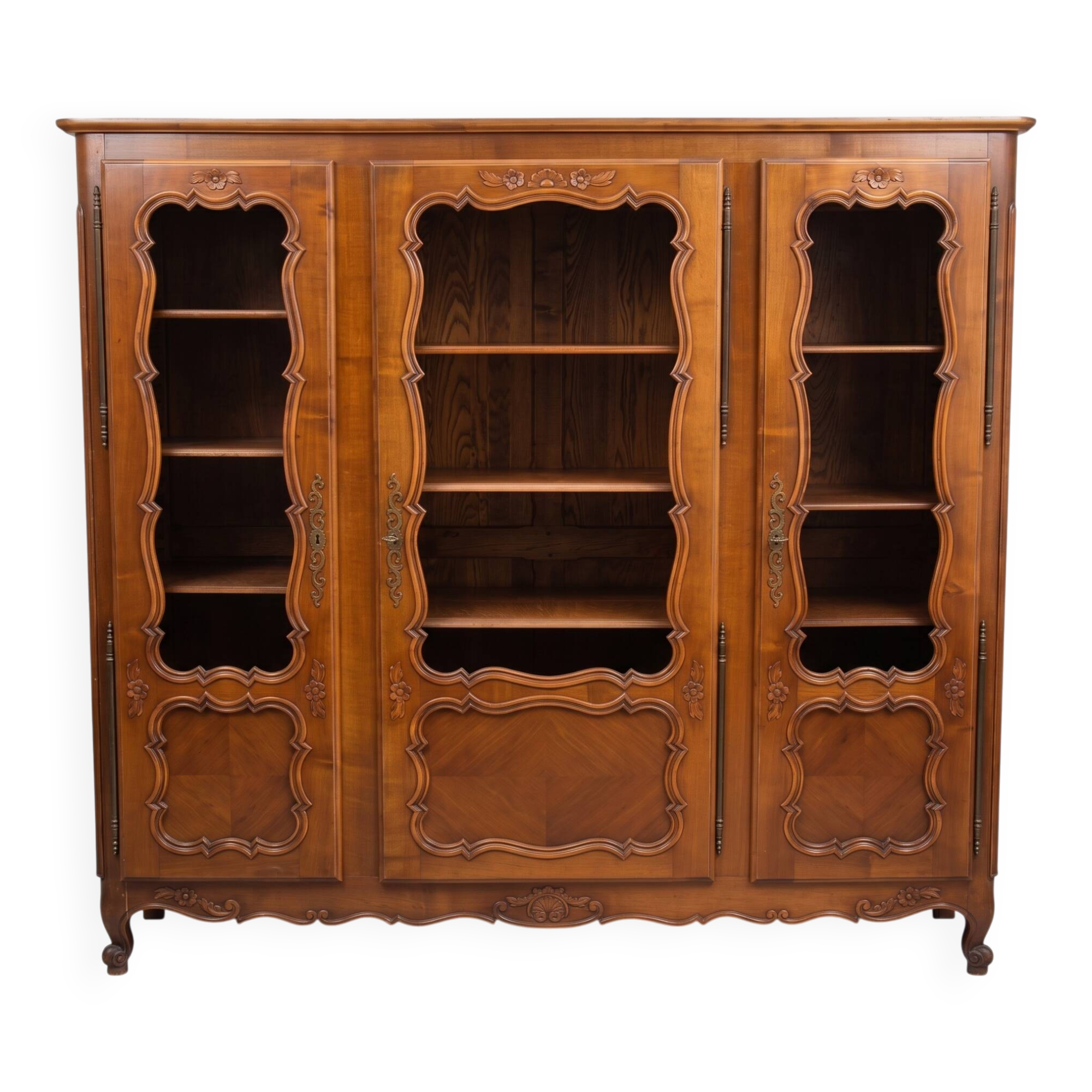 Regency display cabinet with 3 doors in cherry wood.
