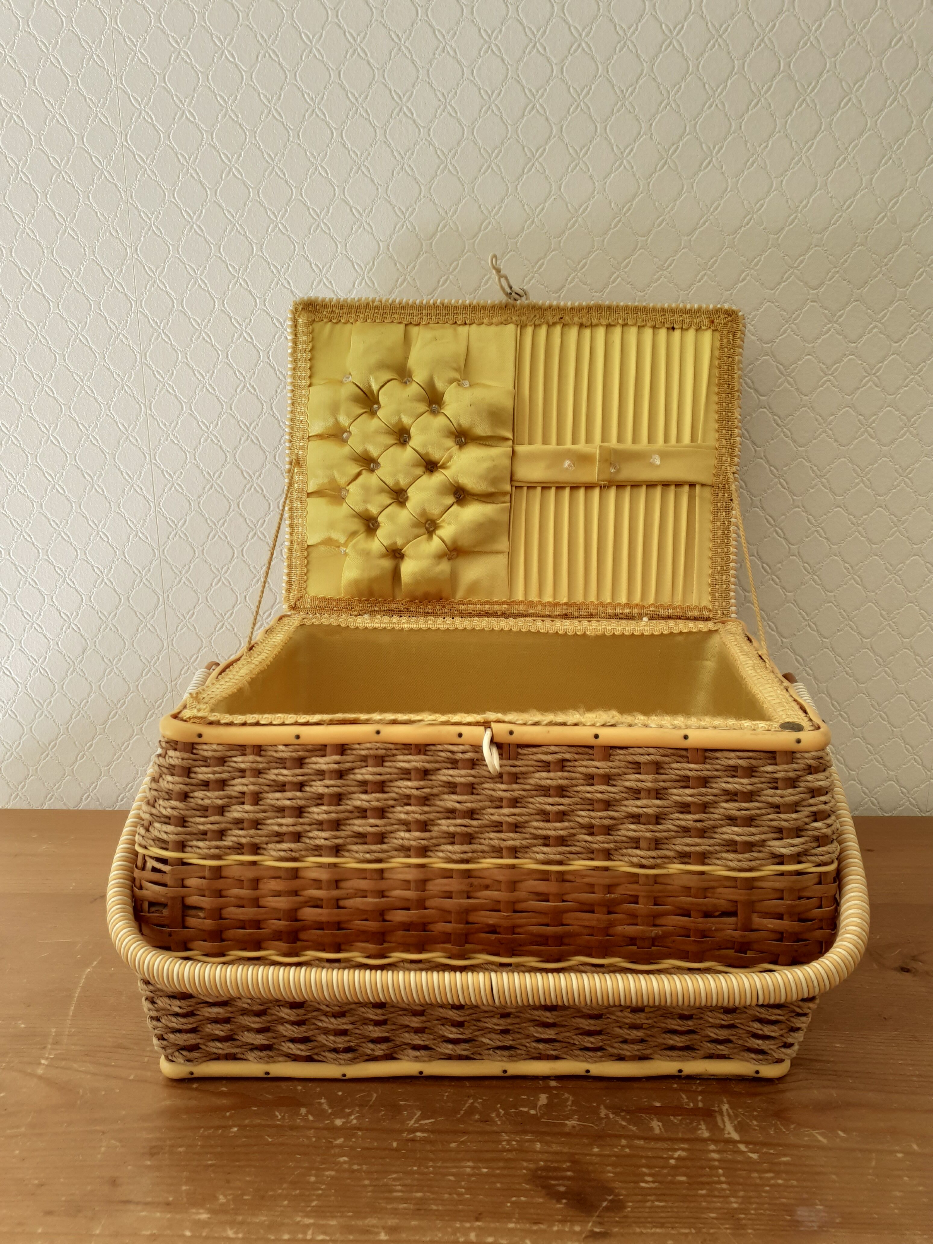 Boîte à couture en osier et scoubidou