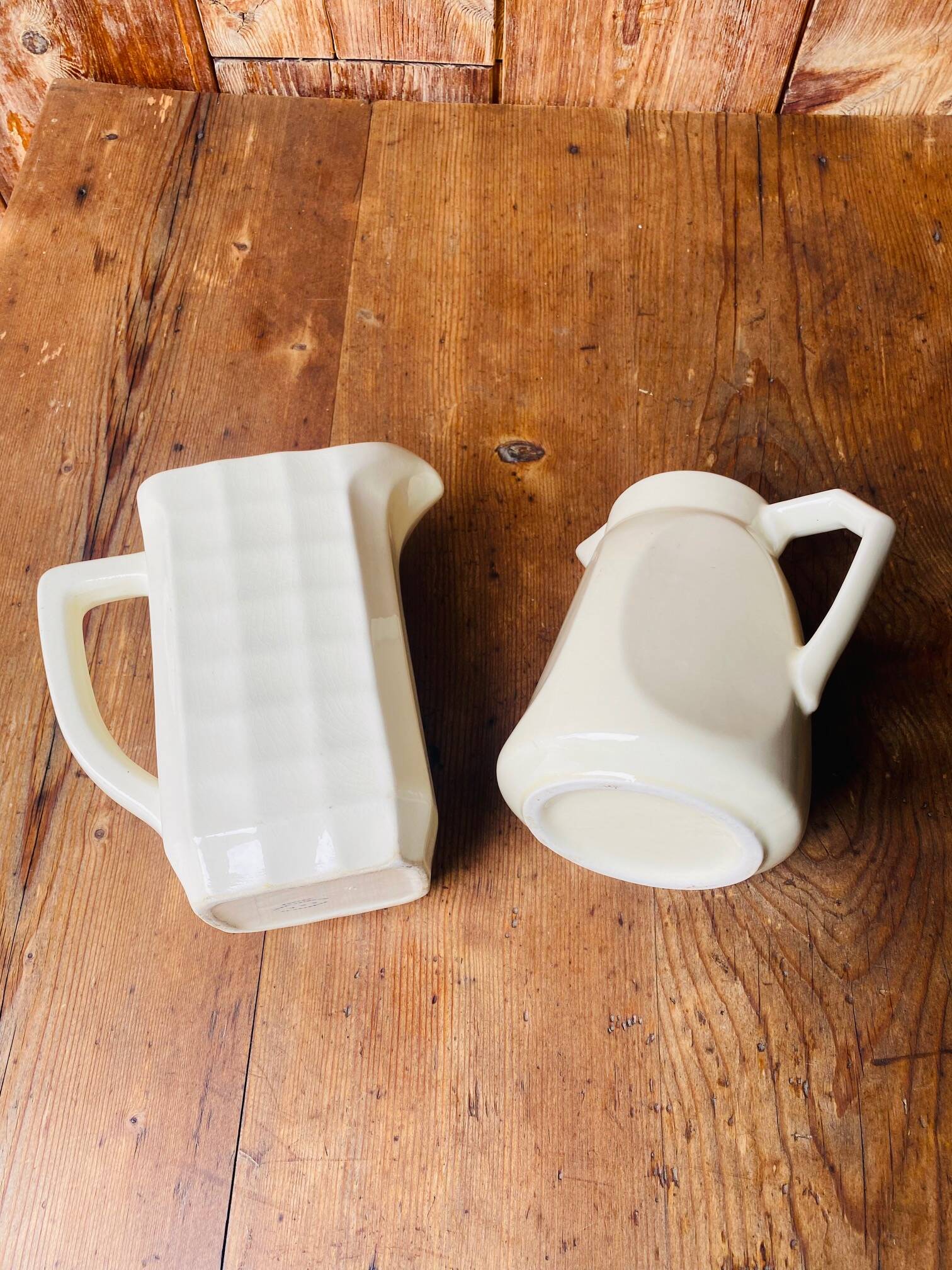 A pair of vintage ceramic jugs from the 1950s.