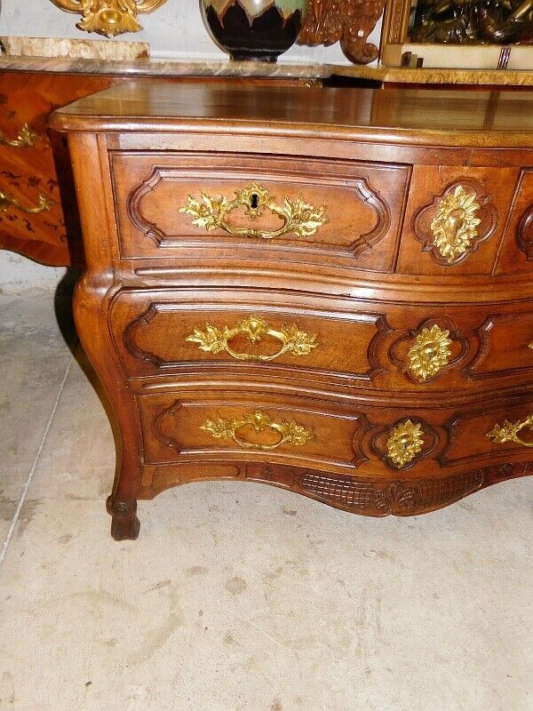 Commode Louis XV tombeau en noyer du XVIIème siècle