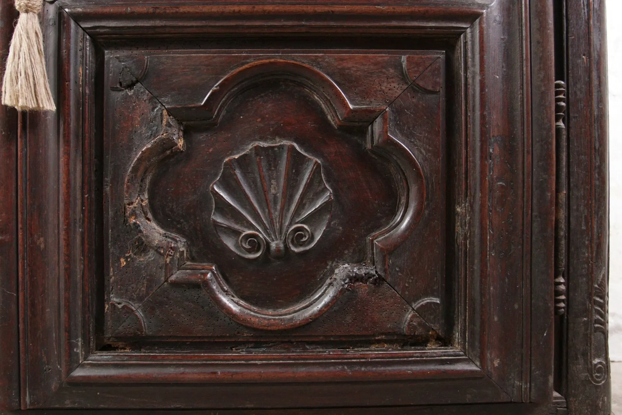 Unique 17th century cabinet portrait and scallop