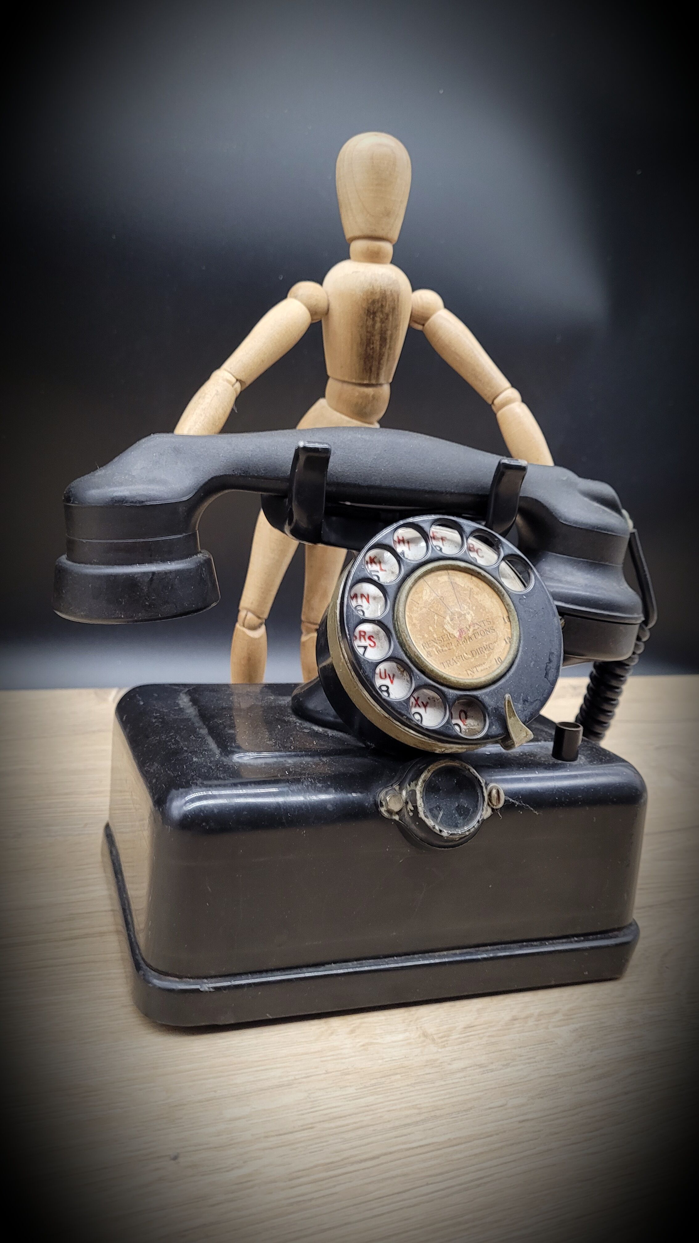Bakelite phone 13