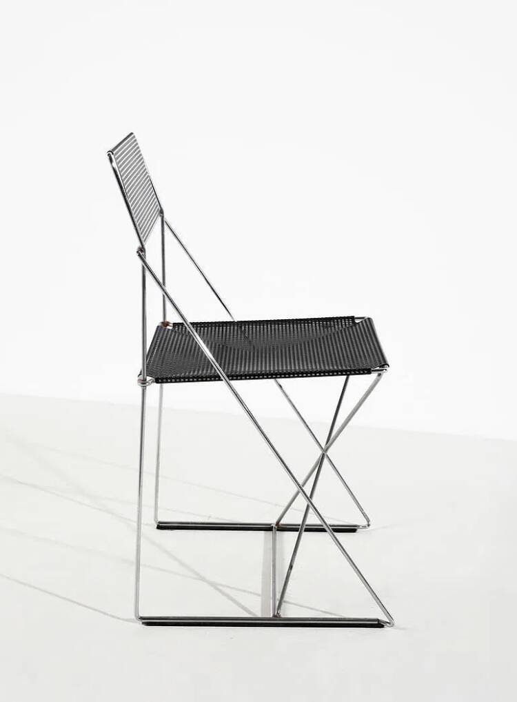 Quatre chaises empilables Nuova X-Line de Niels Jorgen Haugesen  pour Magis