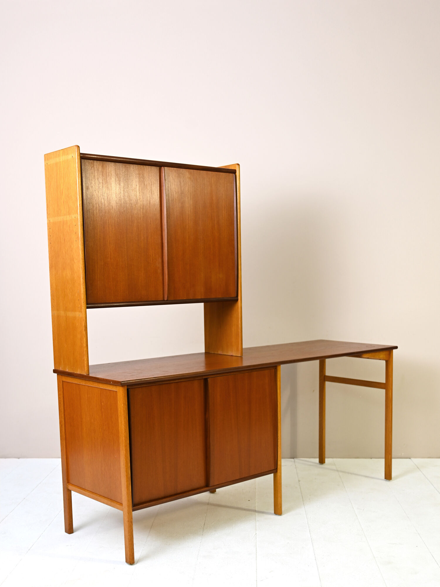 Scandinavian desk with bookcase and compartment with sliding doors