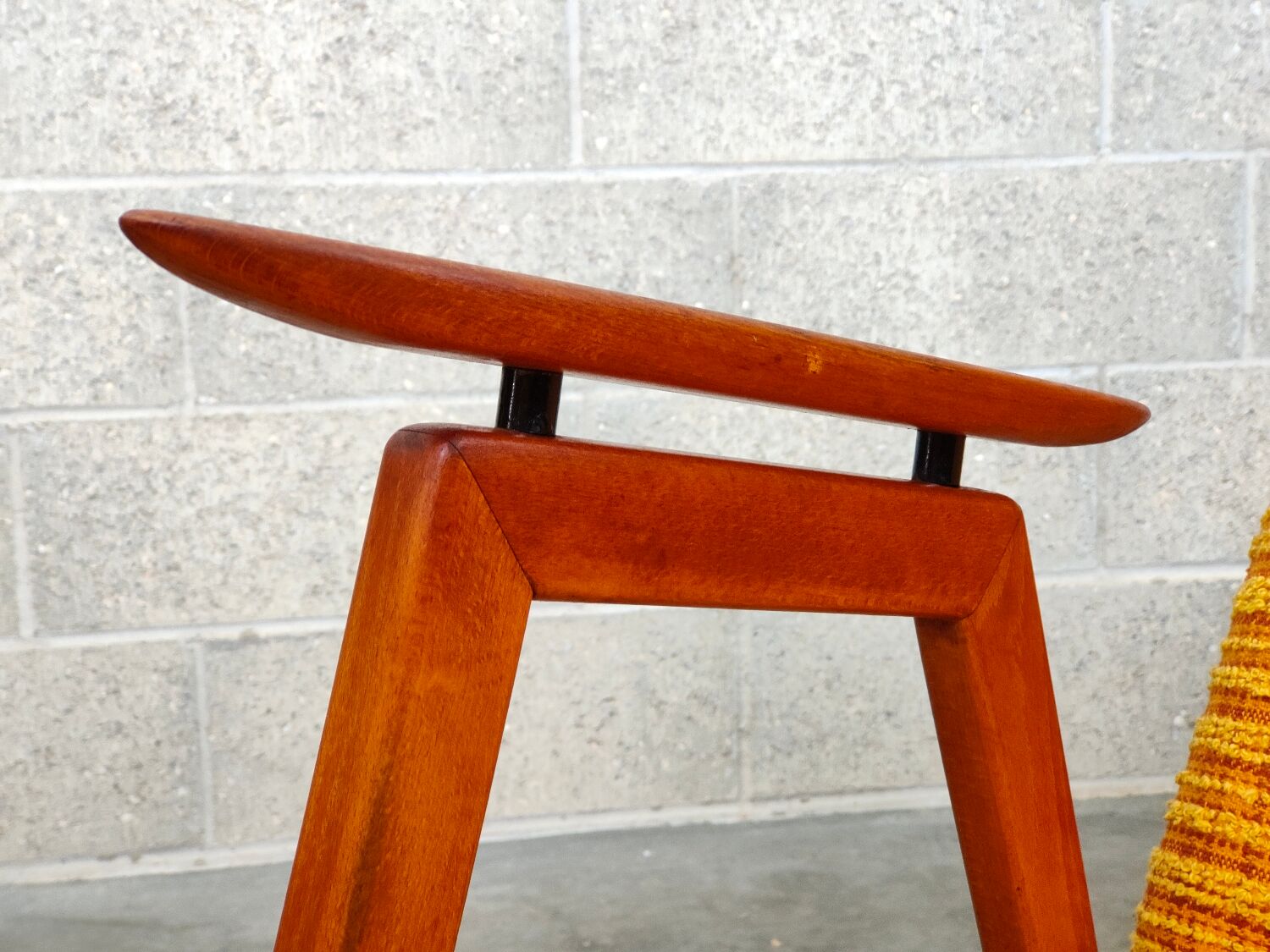 Fauteuil tchèque 1960 tissu jaune géométrique